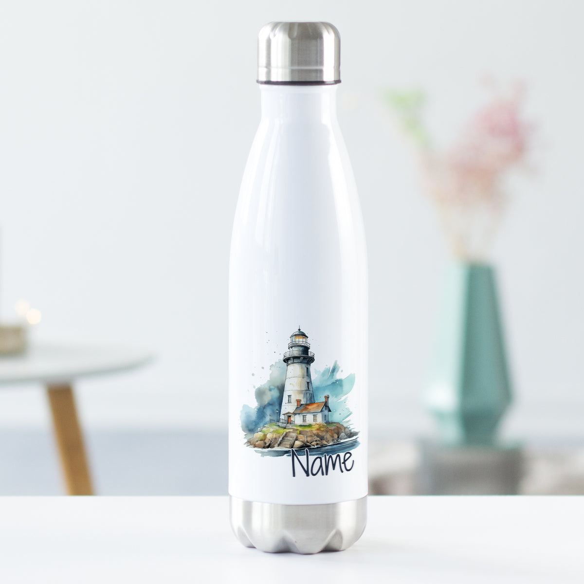 Weiße Edelstahl-Trinkflasche mit Leuchtturm-Motiv und personalisierbarem Namen.