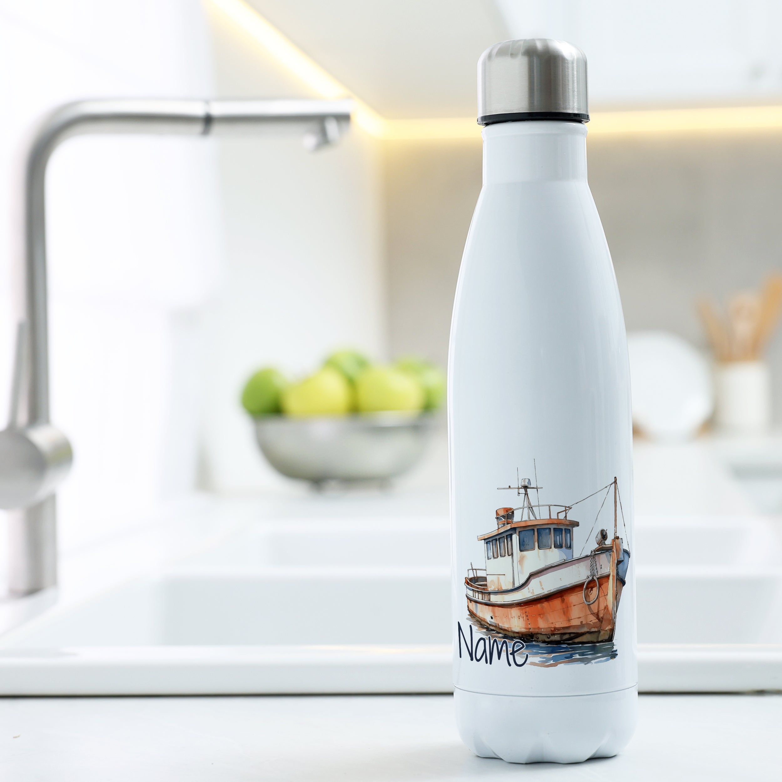 Weiße Wasserflasche mit Boot-Motiv und personalisierbarem Namen.