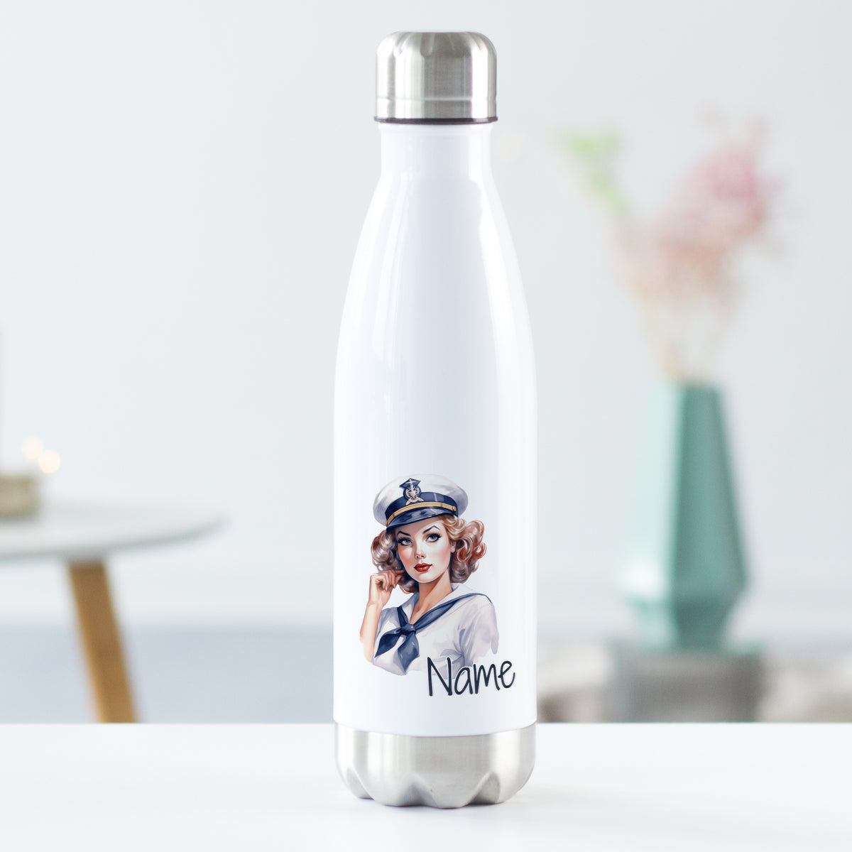 Weiße Edelstahl-Trinkflasche mit maritimem Design und Name.