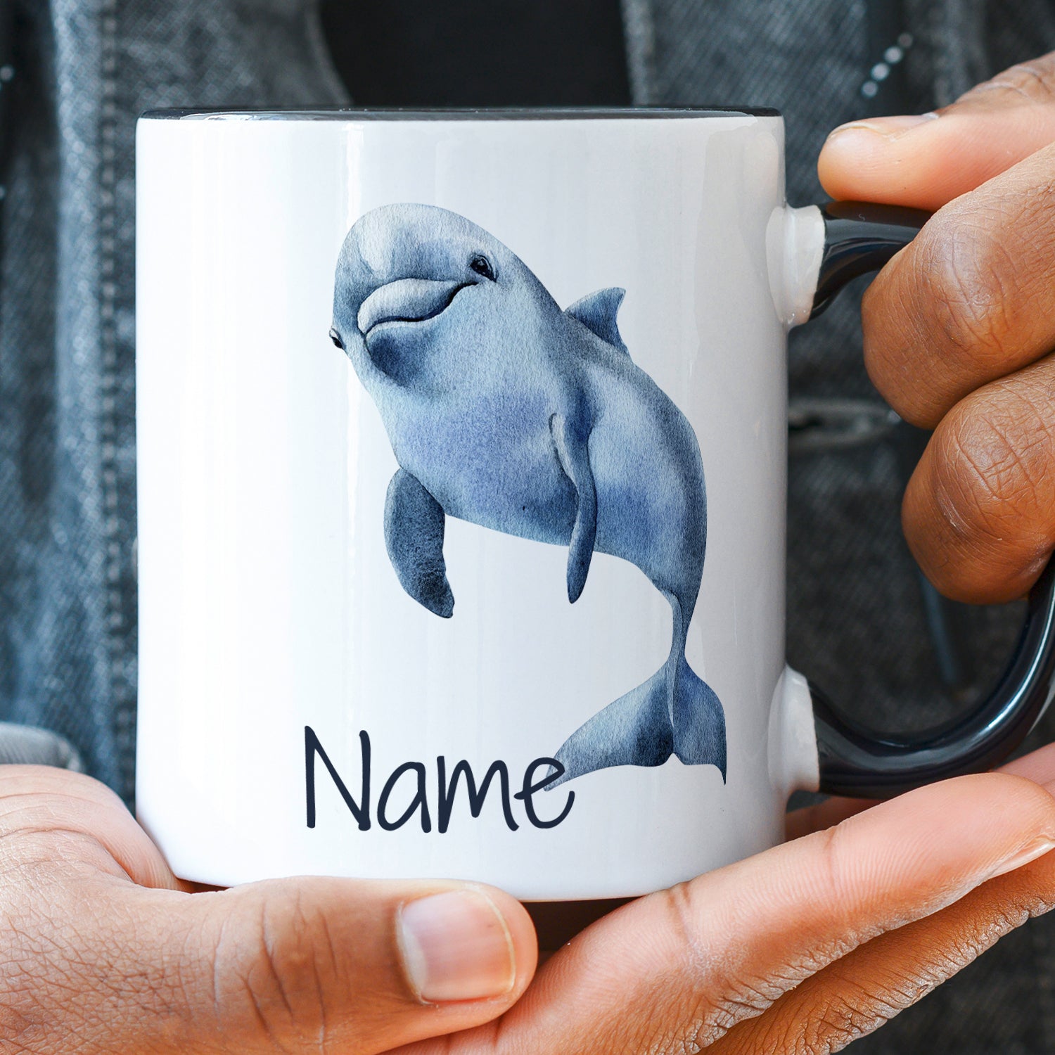Tasse mit blauer Wal-Illustration und personalisierbarem Namen.