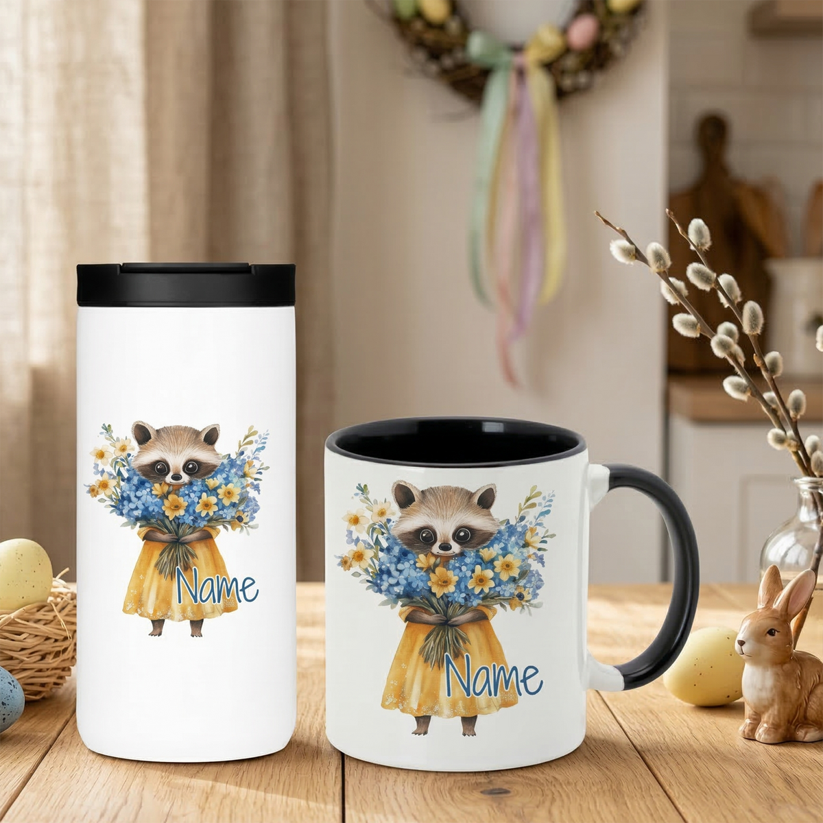 Tasse und Becher mit einem Waschbären und Blumenmotiv.