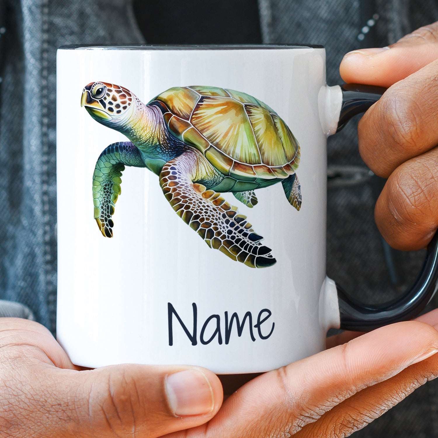 Tasse mit Meeresschildkröte und personalisierbarem Namen.