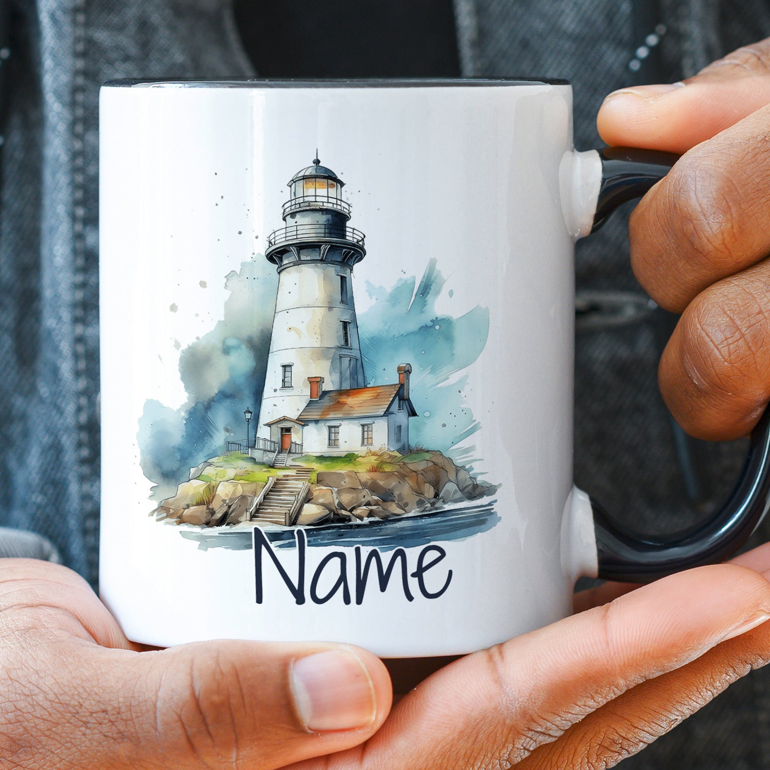 Weißer Becher mit Leuchtturm-Motiv und personalisiertem Namen.
