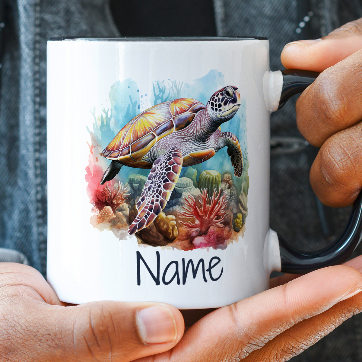Tasse mit Meeresschildkröte und bunten Korallen, personalisierbar.