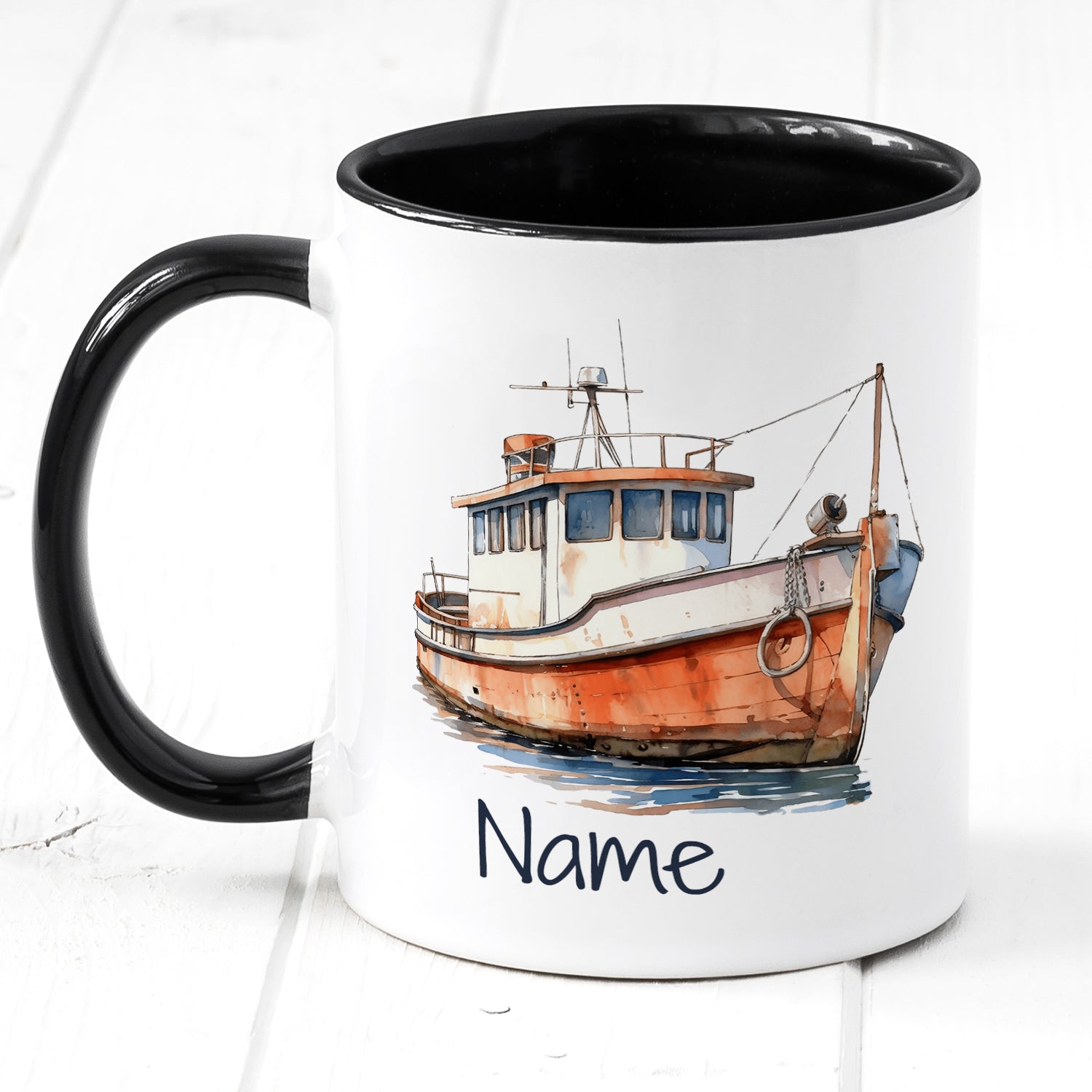 Tasse mit schwarzem Henkel, Boot-Motiv und personalisierbarem Namen.