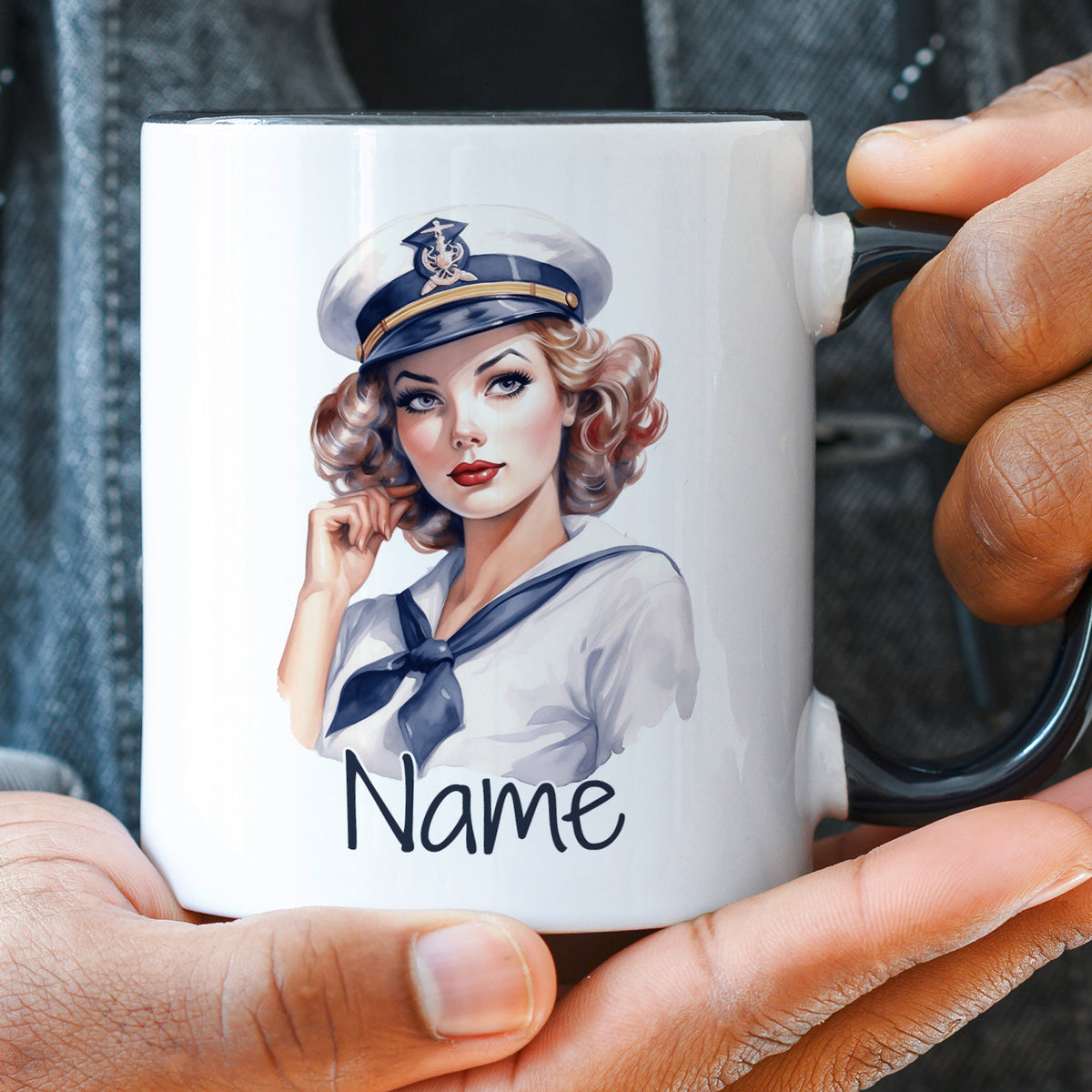 Weißer Becher mit maritimer Frauenillustration und personalisiertem Namen.