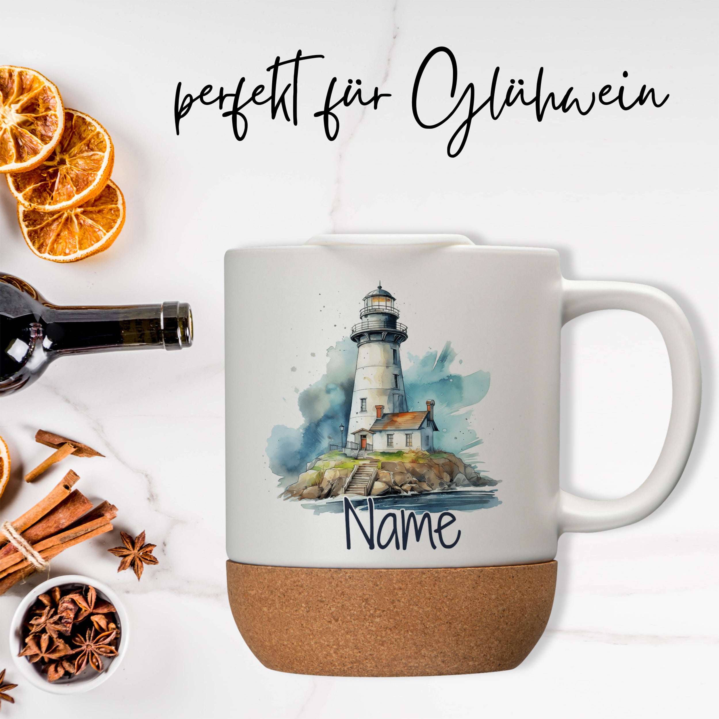 Kaffeebecher mit Leuchtturm-Motiv und Korkboden.
