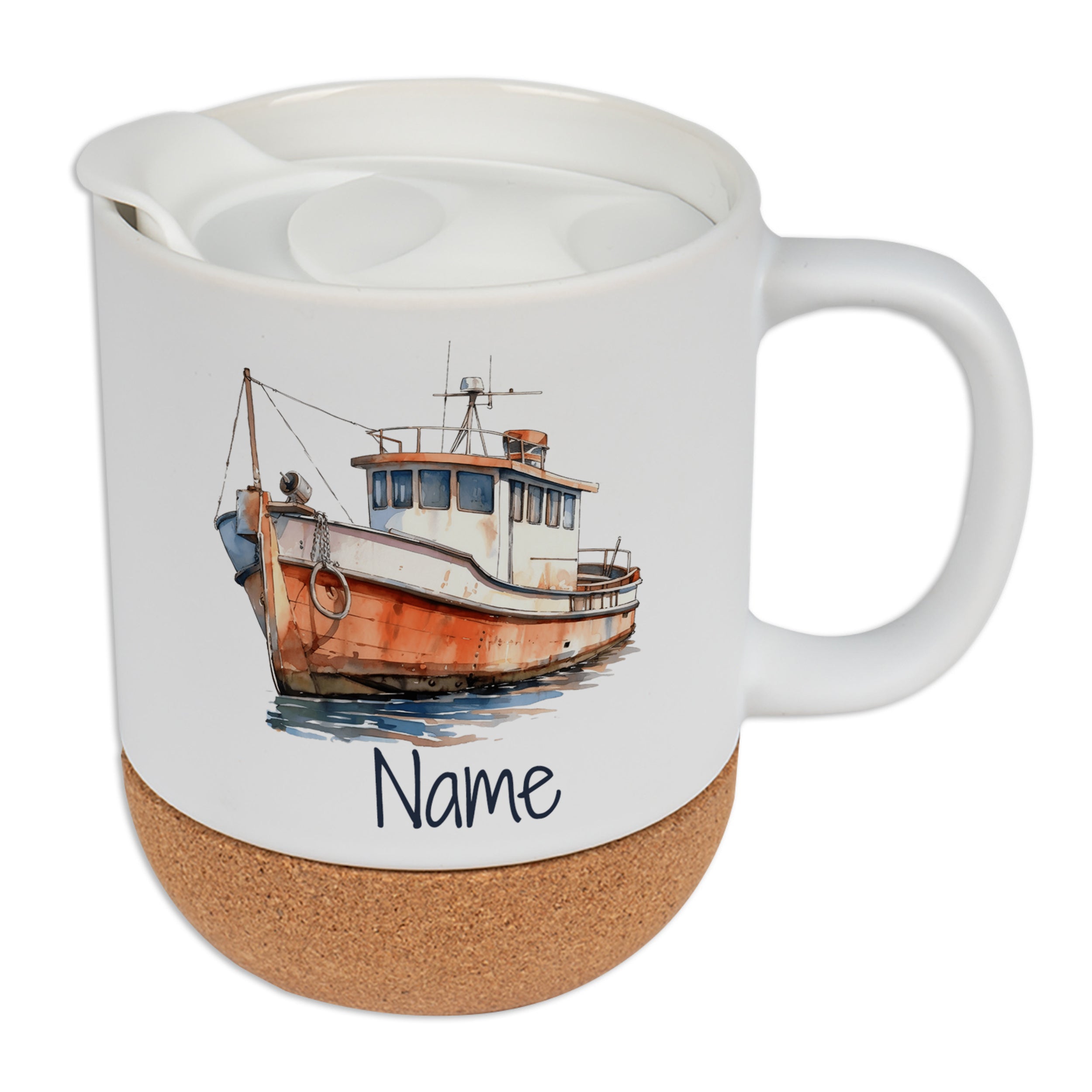 Weißer Kaffeebecher mit Boot-Motiv und Korkboden.