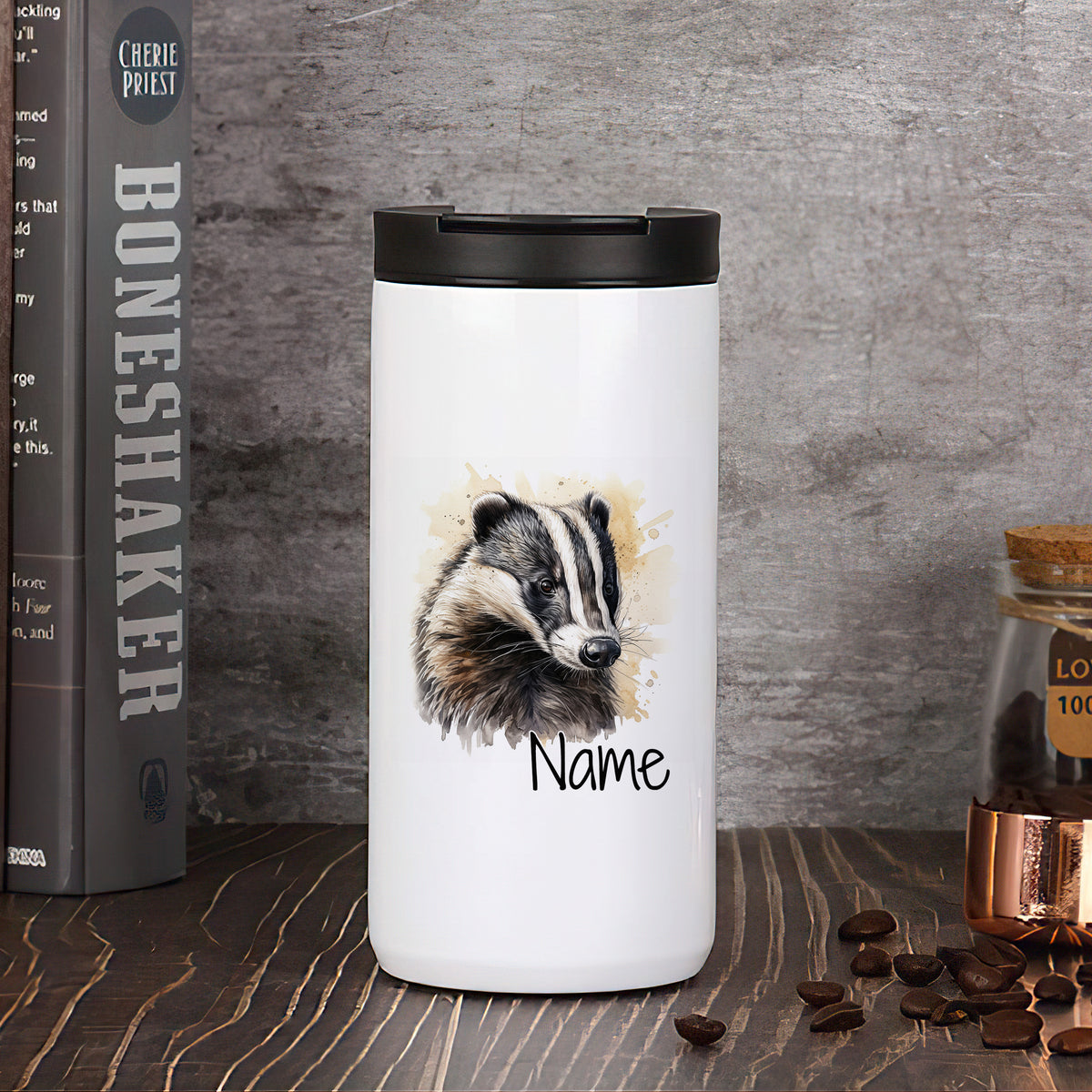 Weißer Thermobecher mit Dachs-Motiv und personalisierbarem Namen.