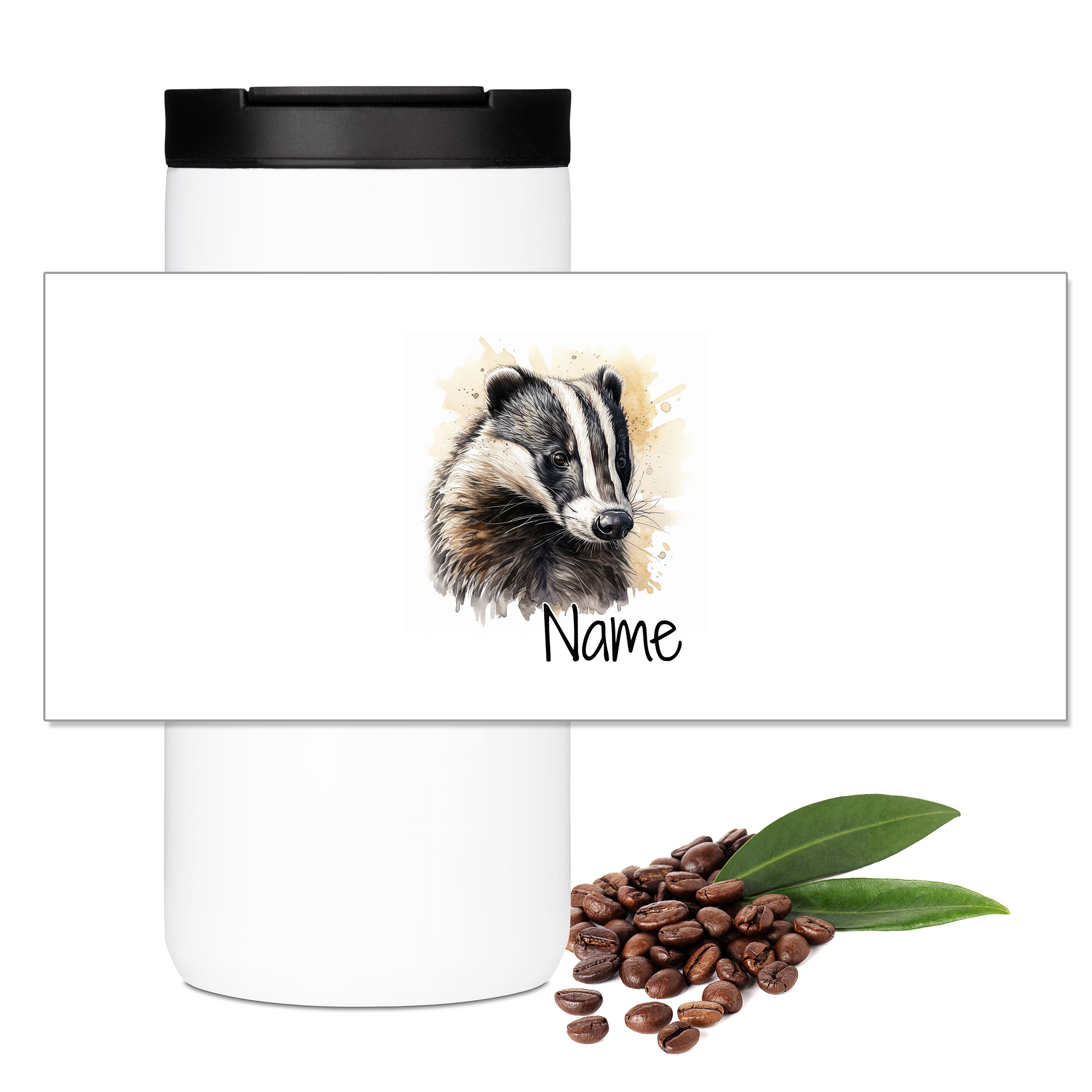 Weißer Becher mit Dachs-Motiv und Kaffeebohnen.