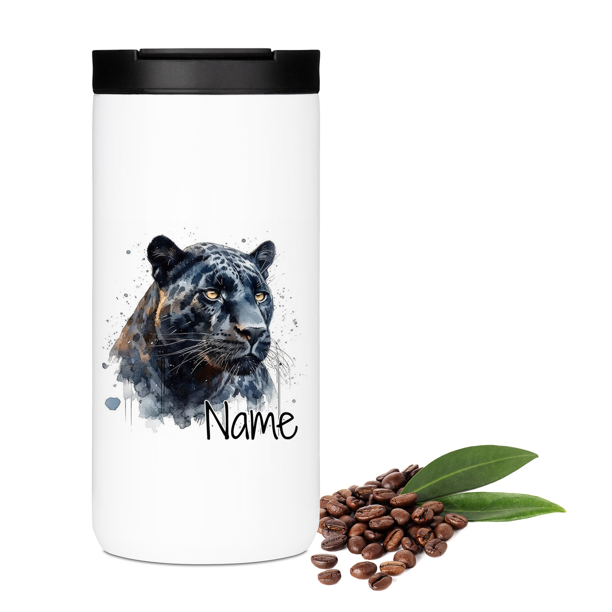 Weißer Becher mit schwarzem Panther-Motiv und Kaffeebohnen.