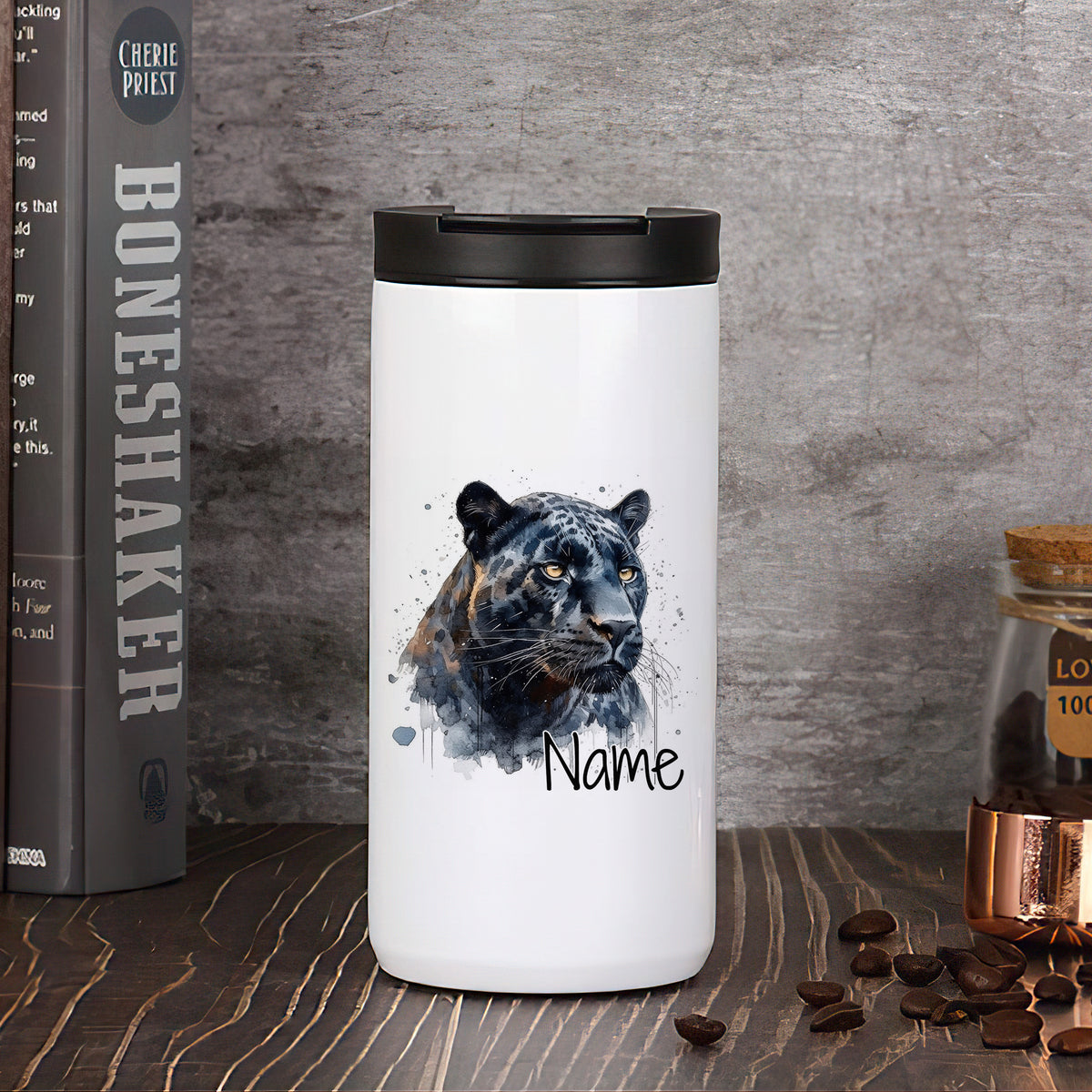 Weißer Becher mit schwarzem Panther-Motiv und personalisierbarem Namen.