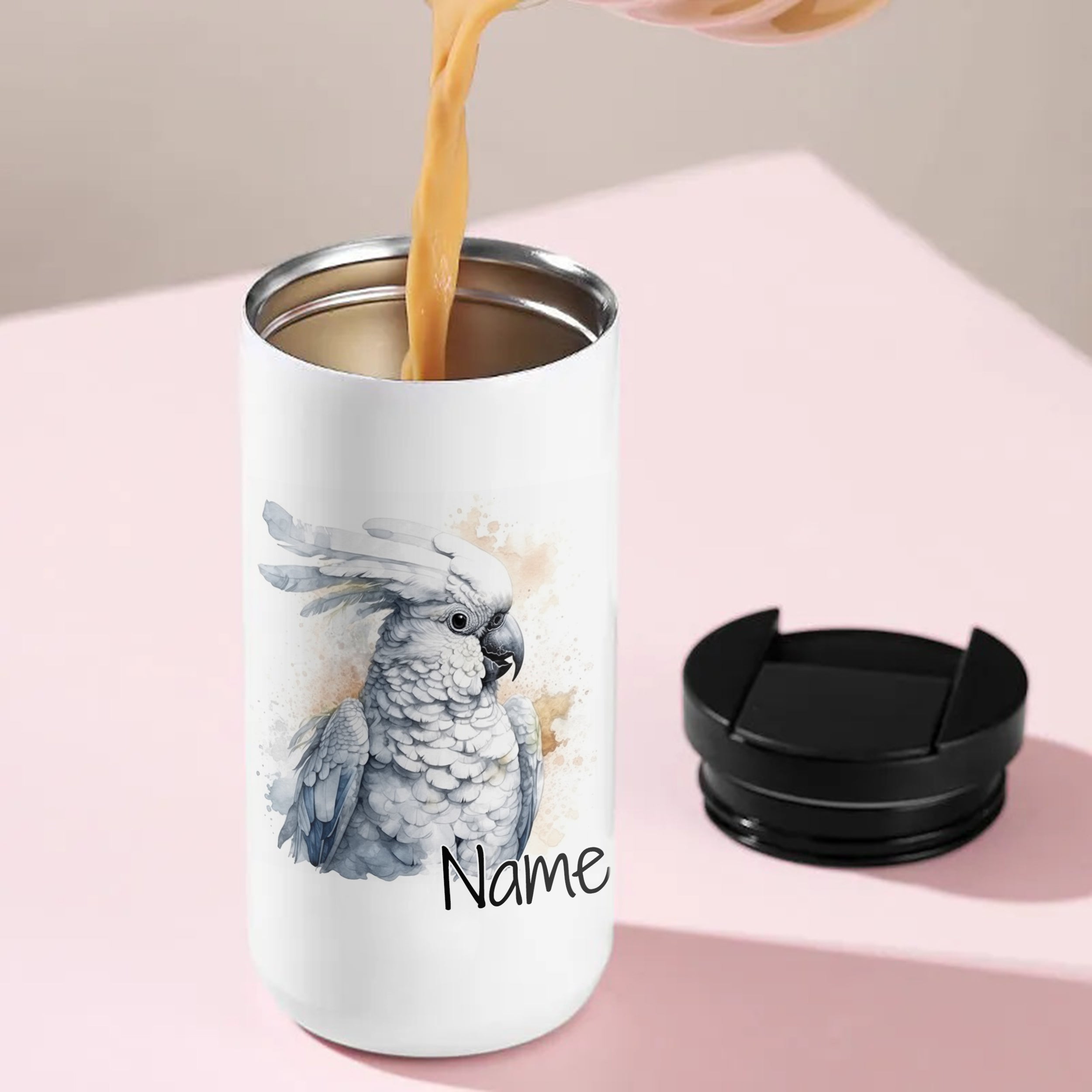 Weißer Becher mit Kakadu-Motiv und personalisierbarem Namen.