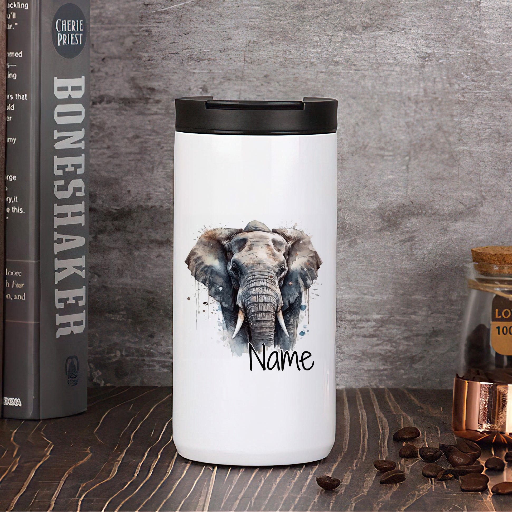Weißer Becher mit Elefantenmotiv und personalisierbarem Namen.