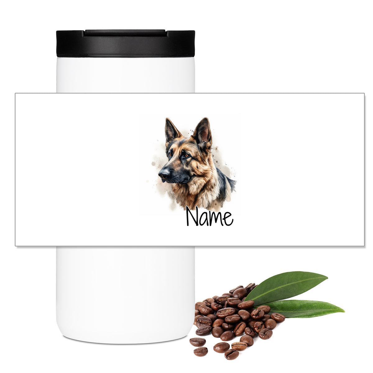 Weißer Becher mit Schäferhund-Motiv und Kaffeebohnen.