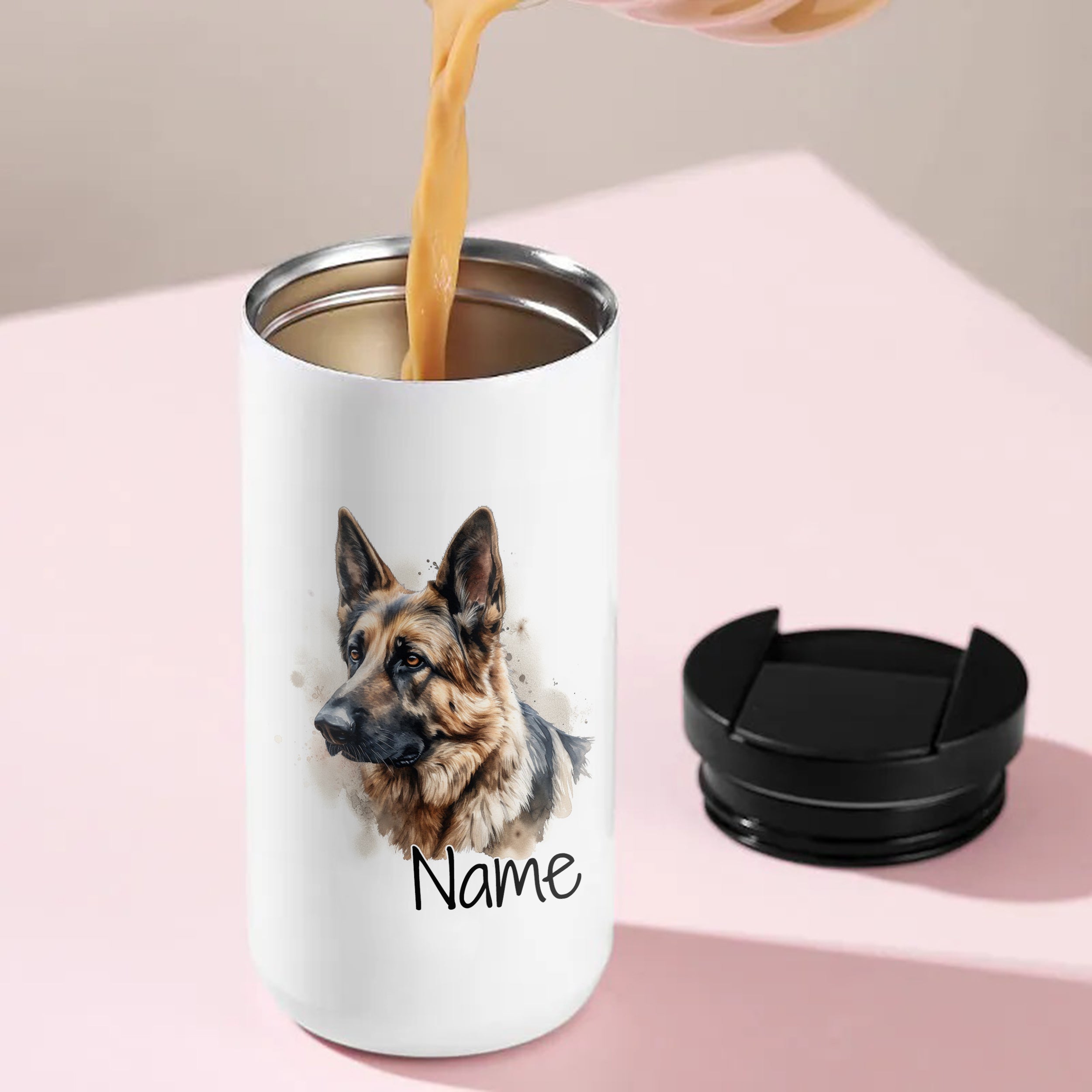 Weißer Becher mit Schäferhund-Motiv und personalisiertem Namen.