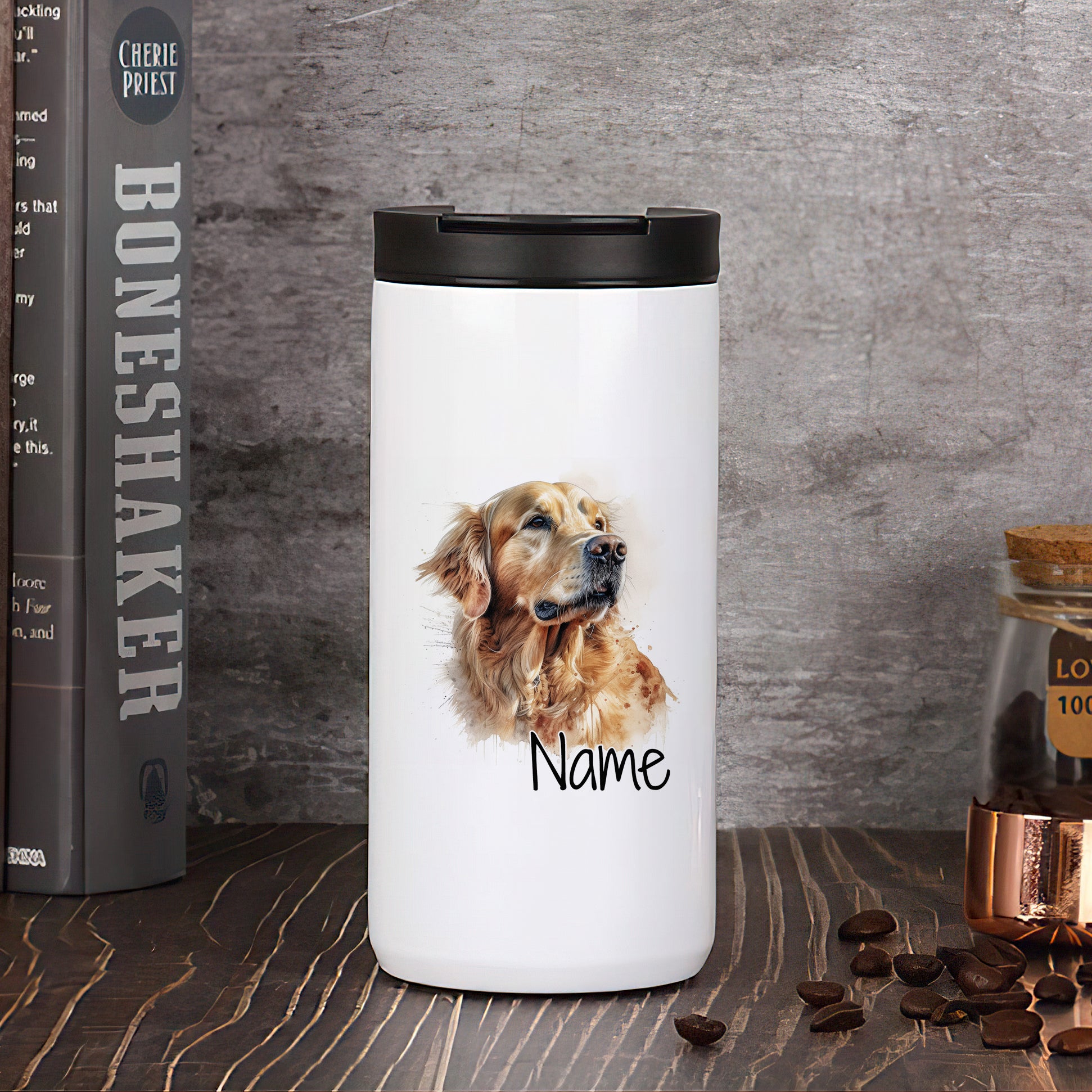 Weißer Becher mit goldenem Retriever und personalisierbarem Namen.