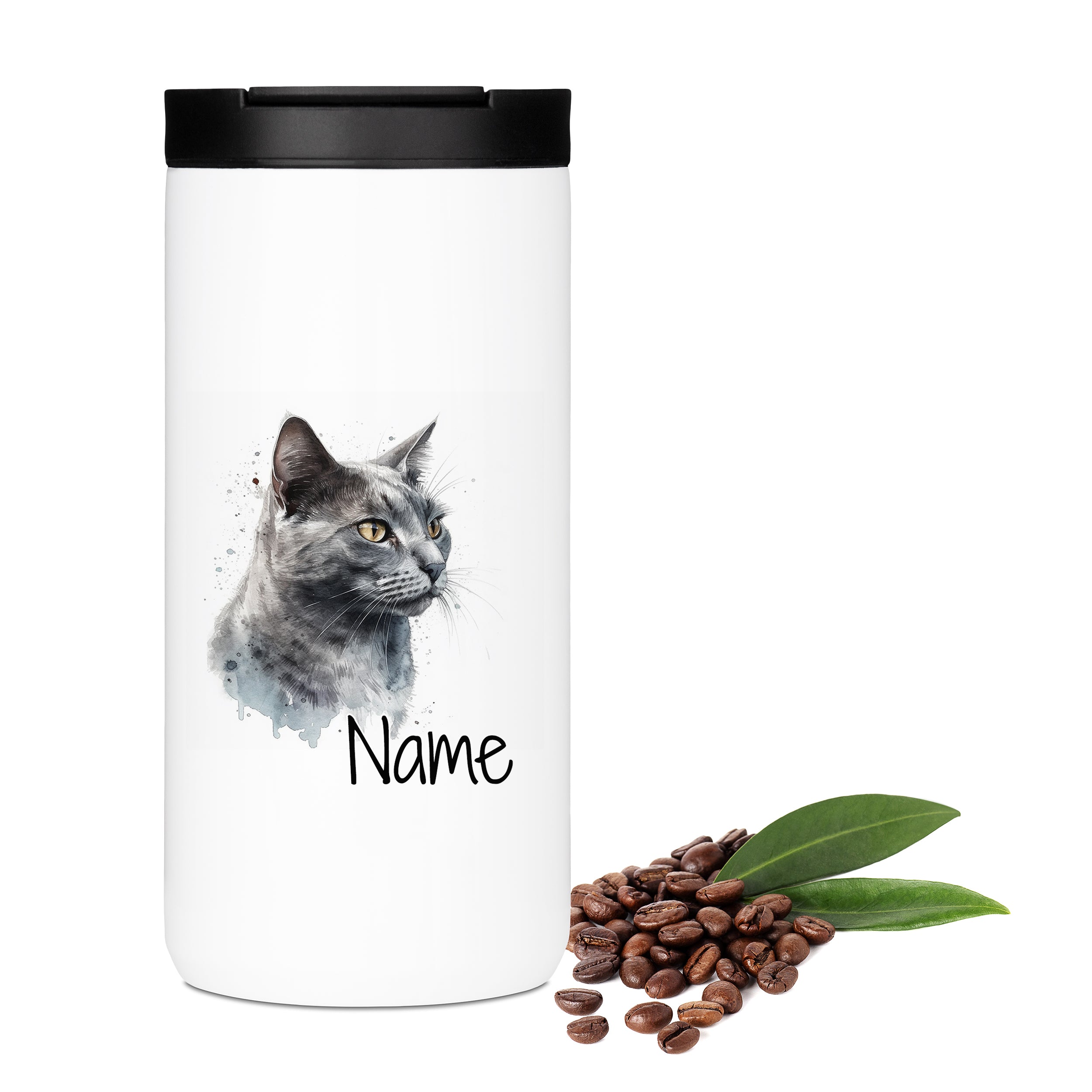 Weißer Kaffeebecher mit grauer Katze und personalisierbarem Namen.