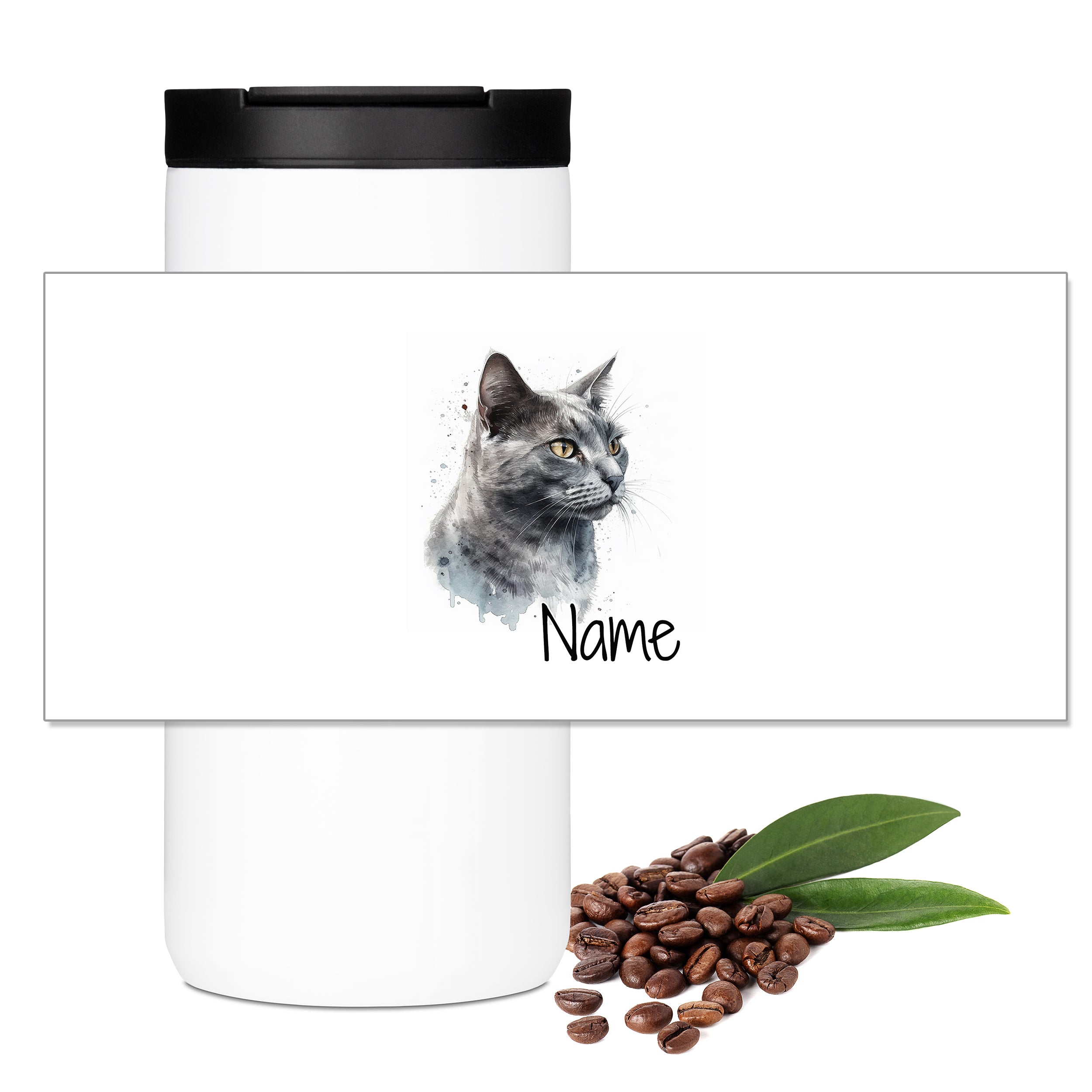 Weißer Kaffeebecher mit grauer Katze und personalisiertem Namen.