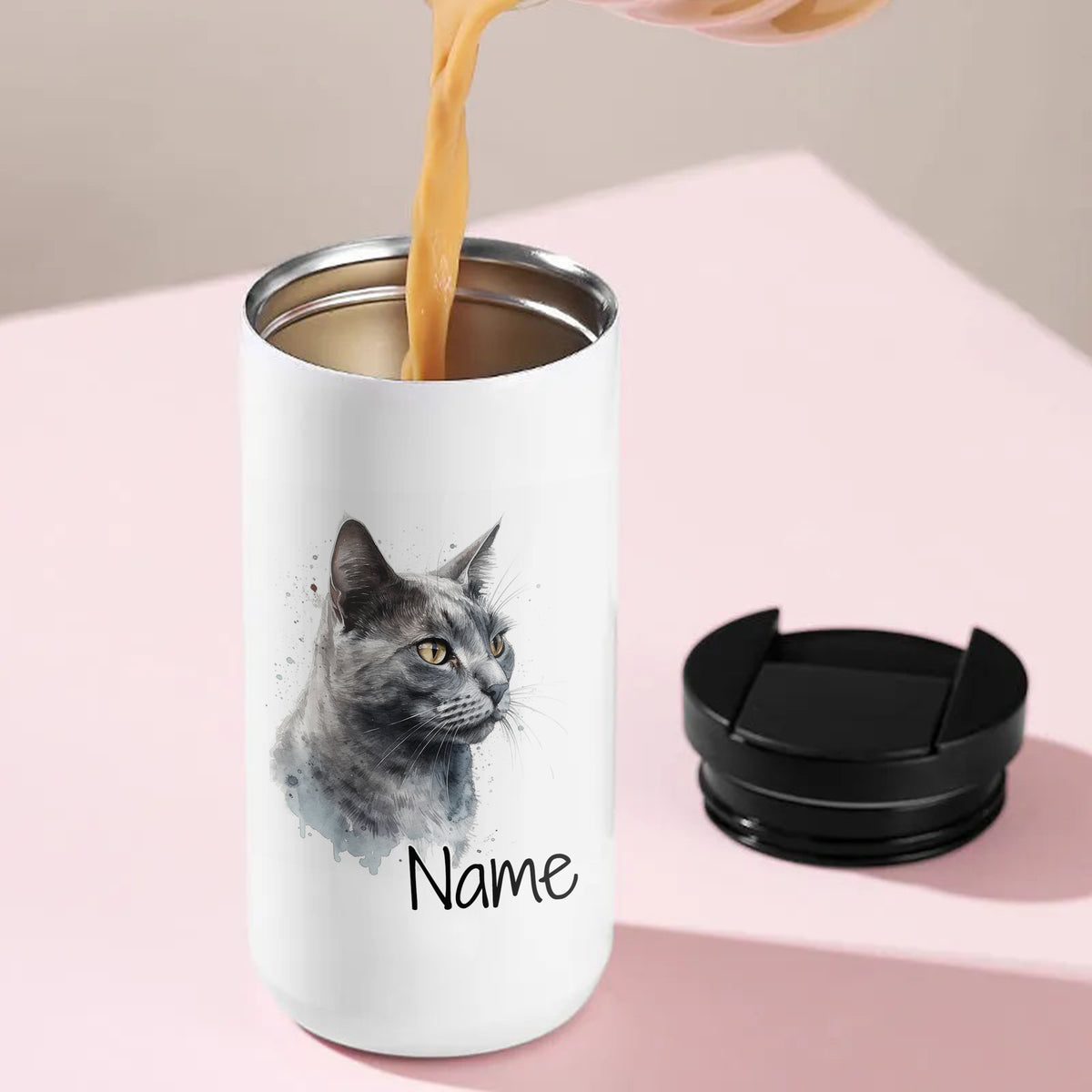 Weißer Kaffeebecher mit grauem Katzenmotiv und personalisierbarem Namen.