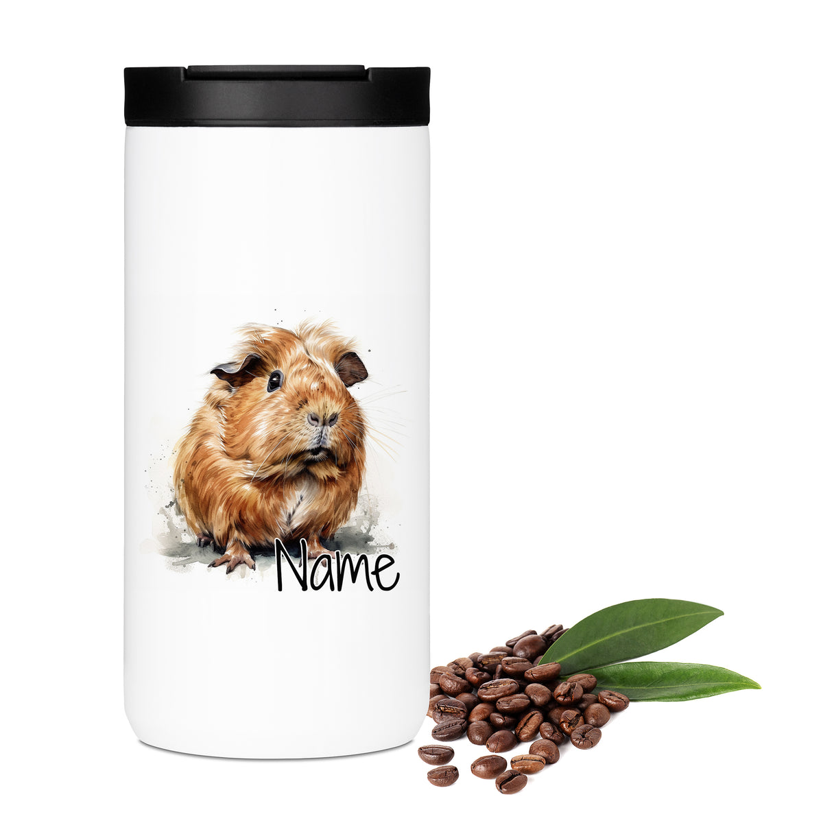 Weißer Becher mit Meerschweinchen-Illustration und Kaffeebohnen.