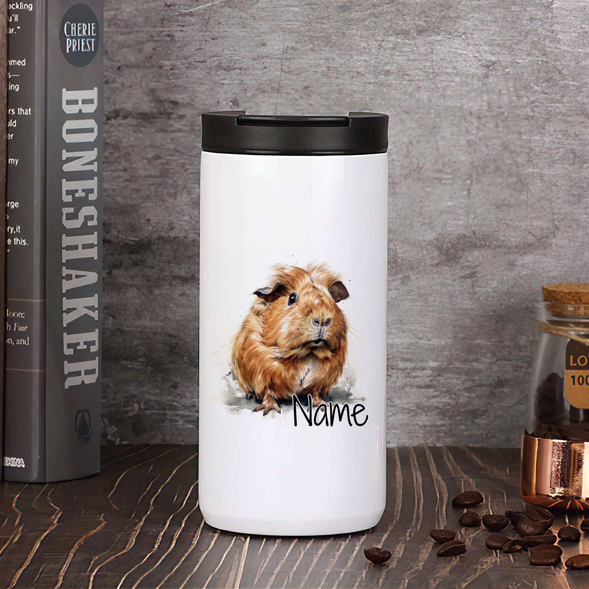 Weißer Becher mit Meerschweinchen-Motiv und personalisierbarem Namen.