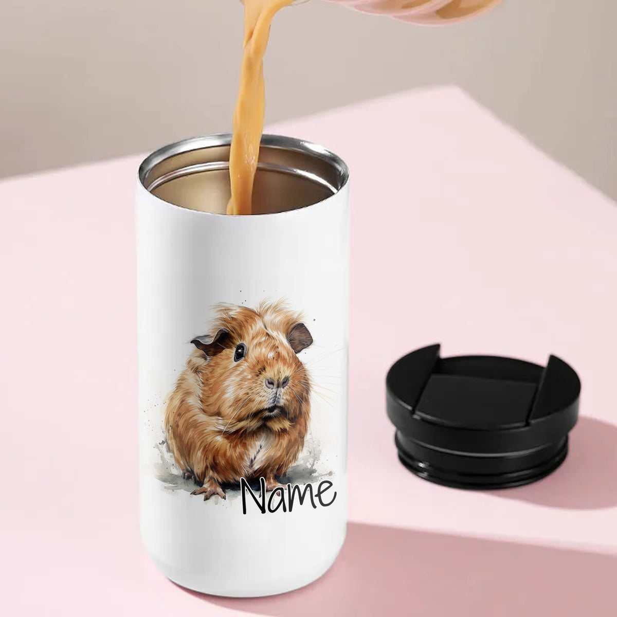 Weißer Becher mit Meerschweinchen-Motiv und personalisierbarem Namen.