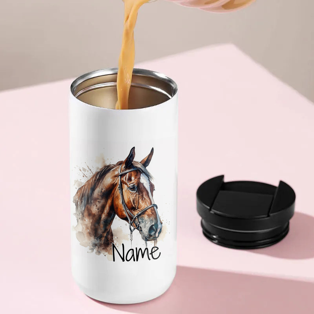 Weißer Becher mit Pferdemotiv und personalisierbarem Namen.