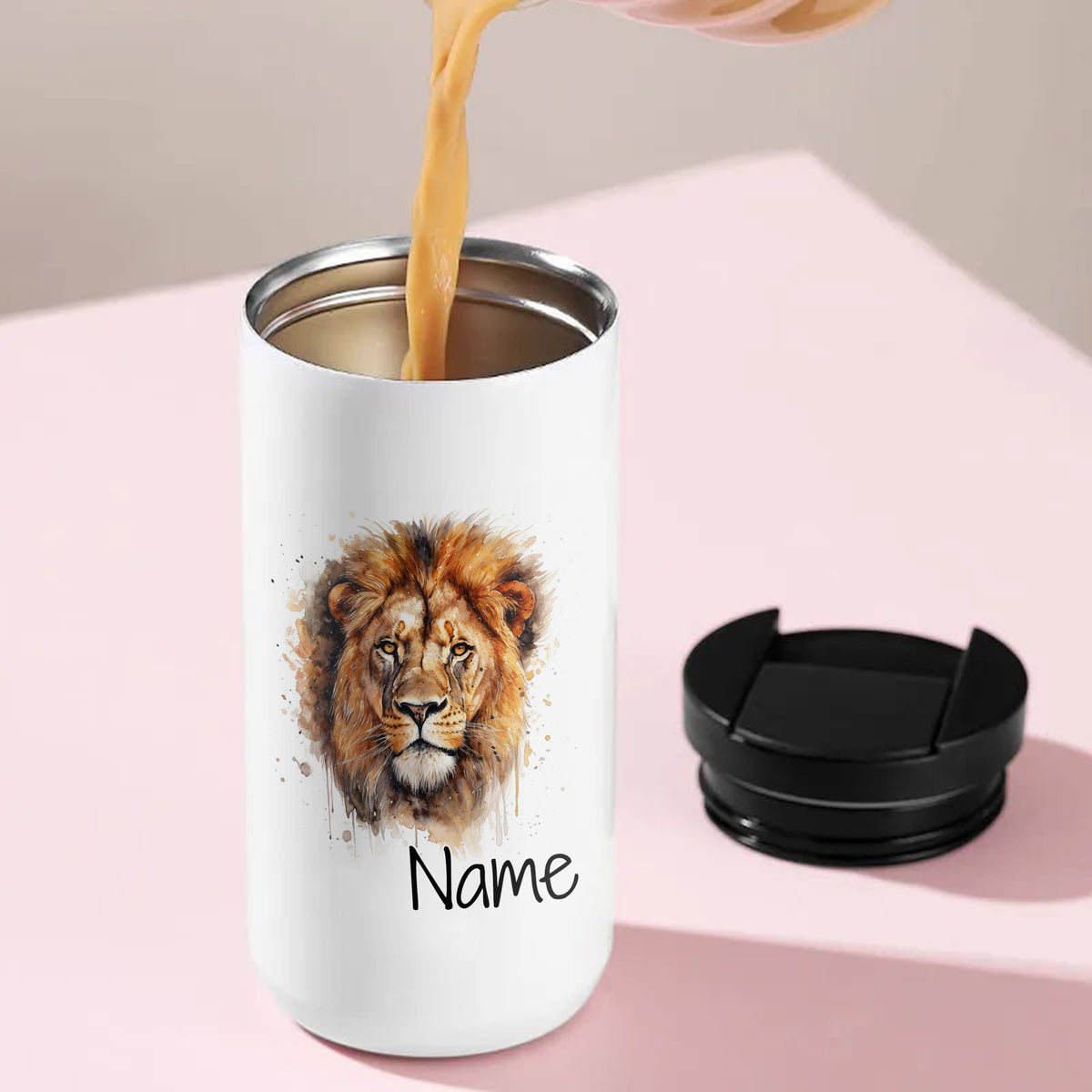 Weißer Becher mit Löwenmotiv und personalisierbarem Namen.