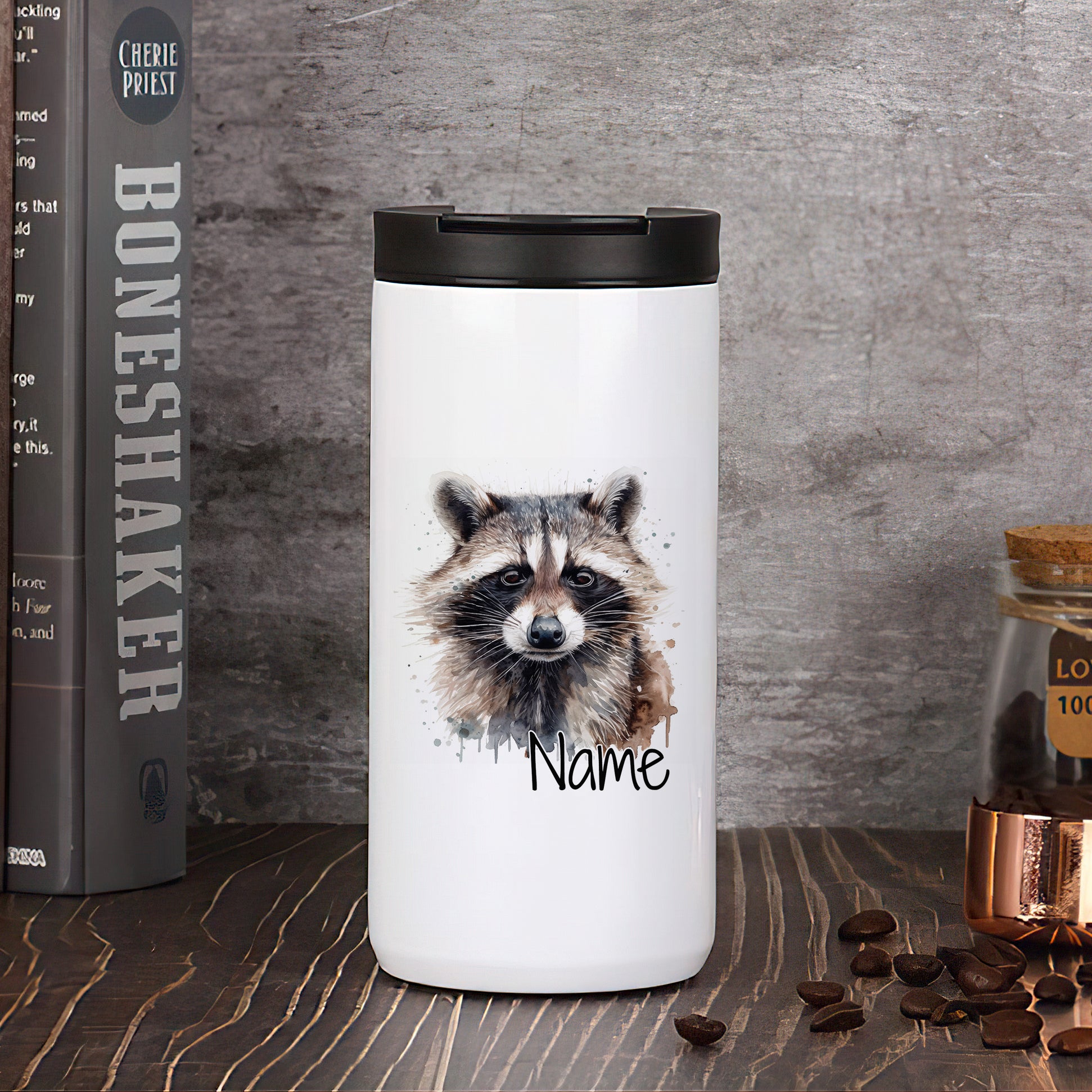 Weißer Thermobecher mit Waschbär-Motiv und personalisierbarem Namen.