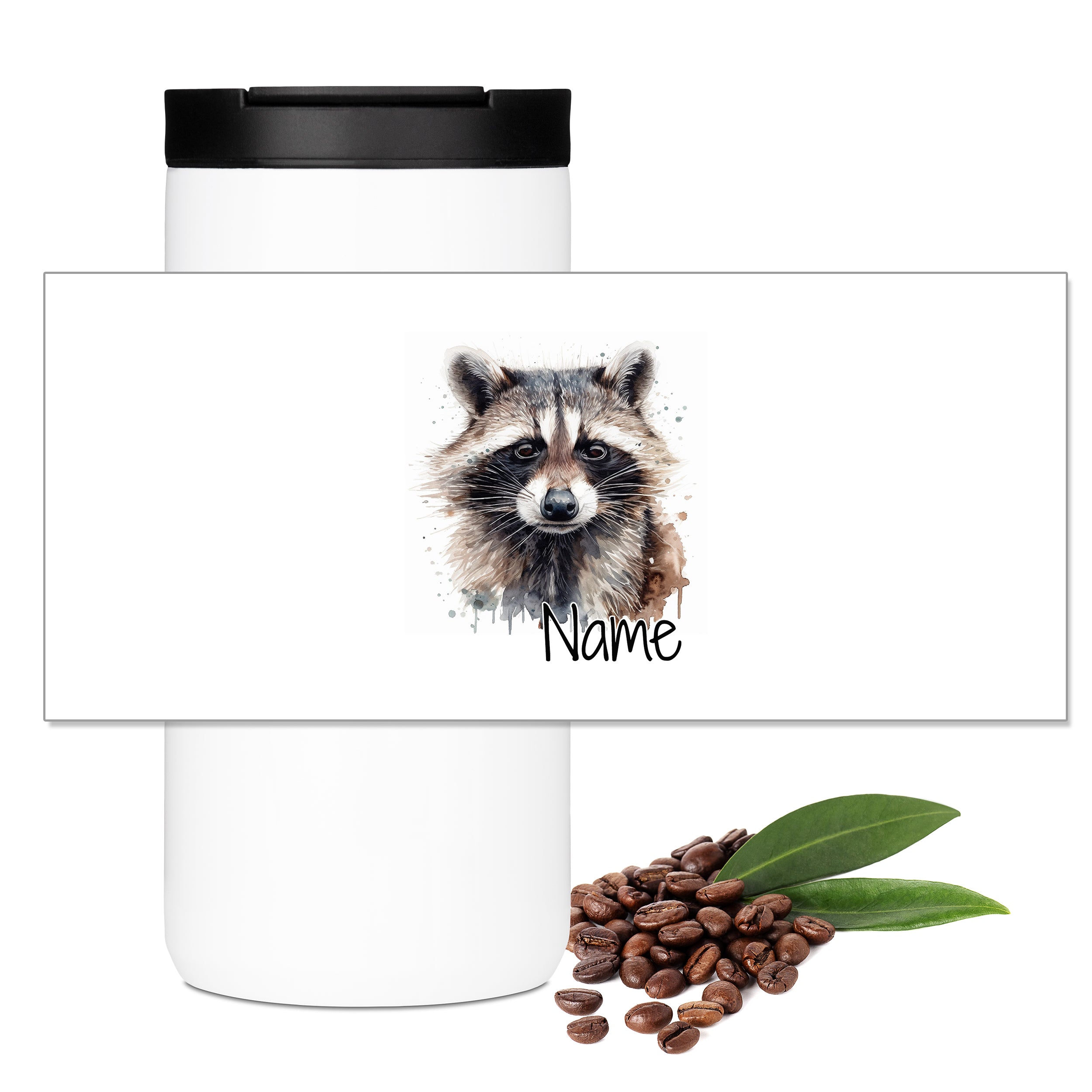 Weißer Becher mit Waschbär-Motiv und Kaffeebohnen.