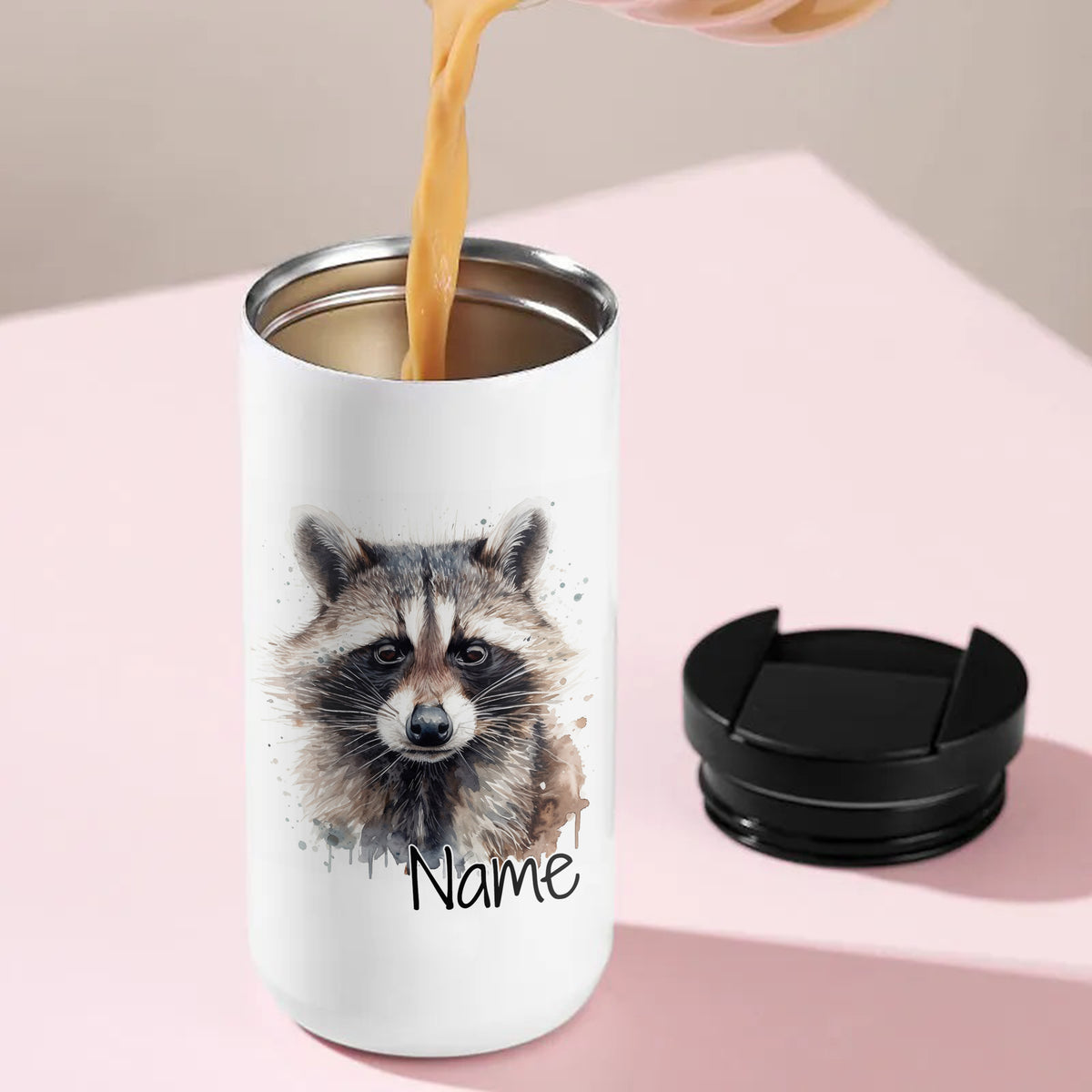 Weißer Becher mit Waschbär-Motiv und personalisierbarem Namen.