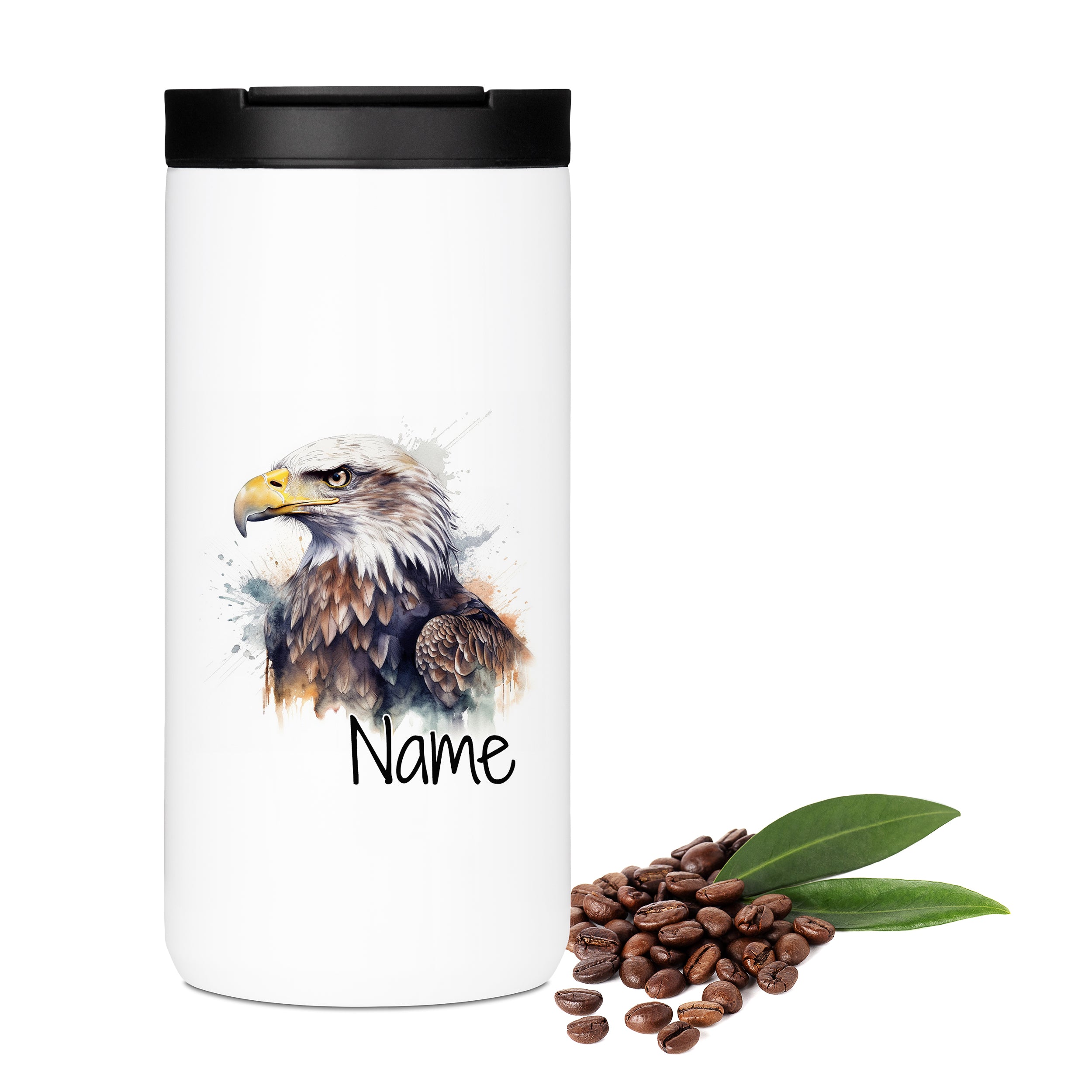 Weißer Kaffeebecher mit Adler-Motiv und Kaffeebohnen.