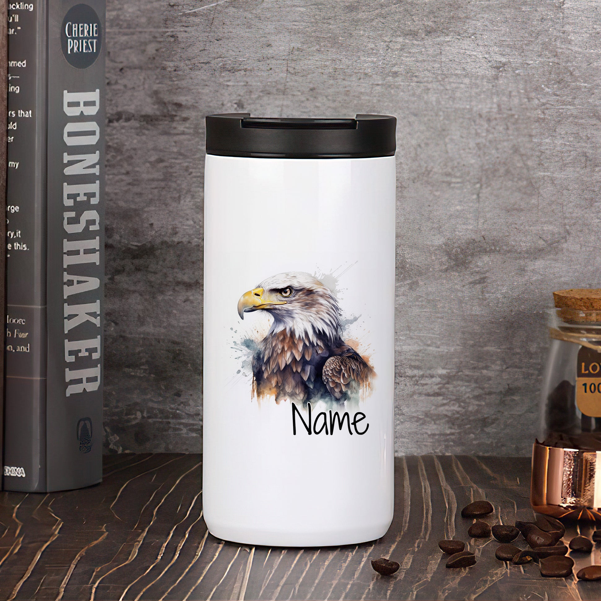 Weißer Becher mit Adler-Motiv und personalisierbarem Namen.