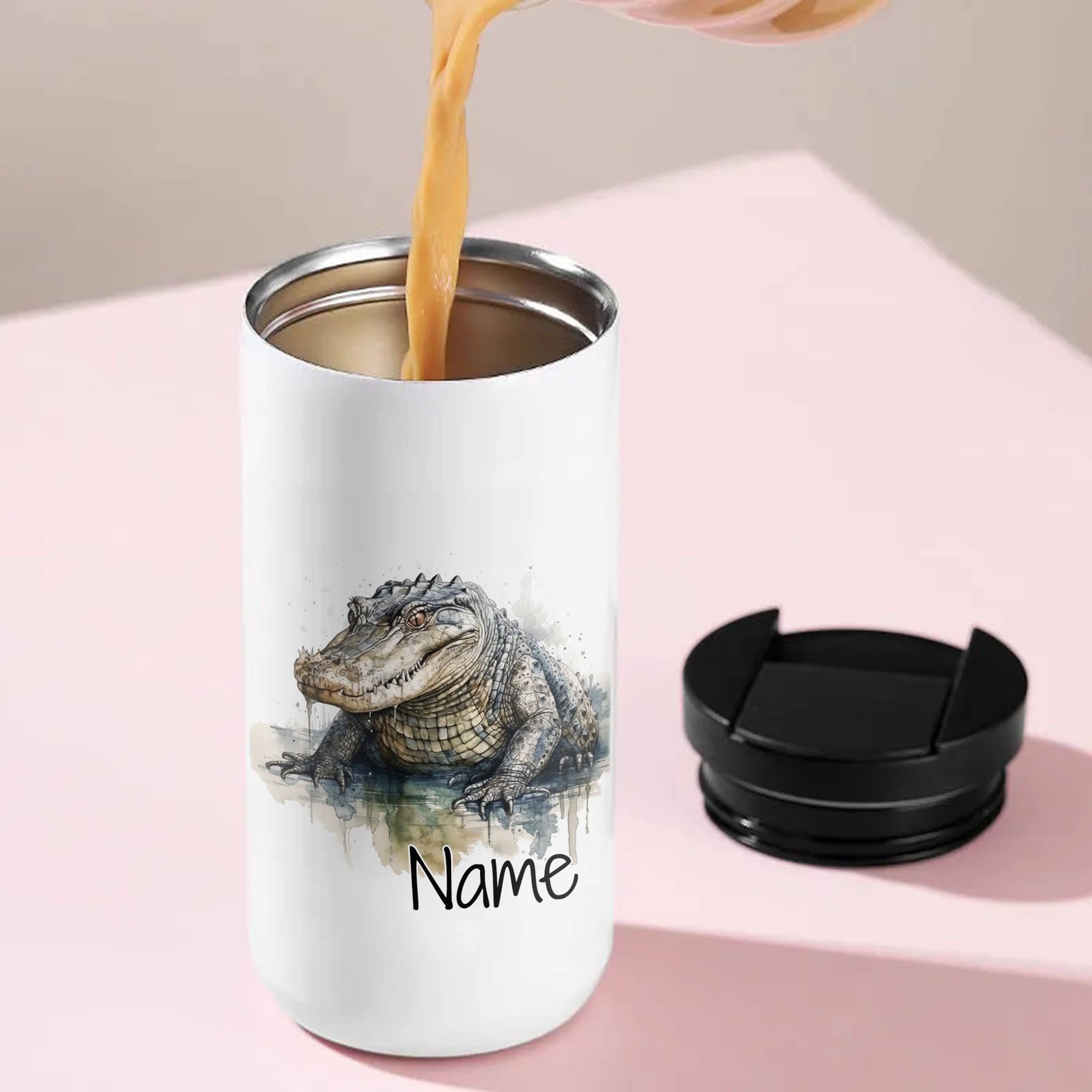 Weißer Becher mit Krokodil-Illustration und personalisierbarem Namen.