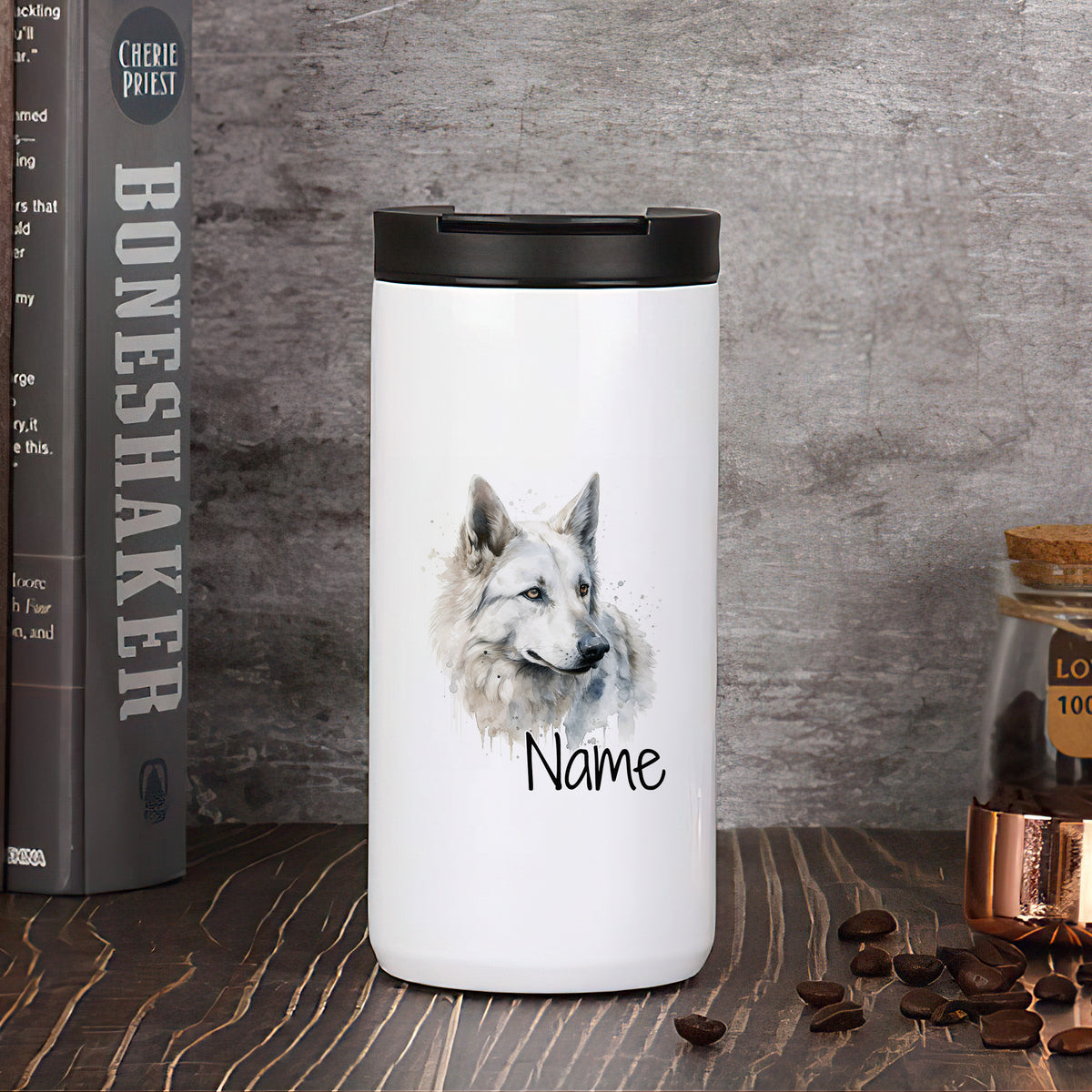Weißer Thermobecher mit Wolf-Motiv und personalisierbarem Namen.