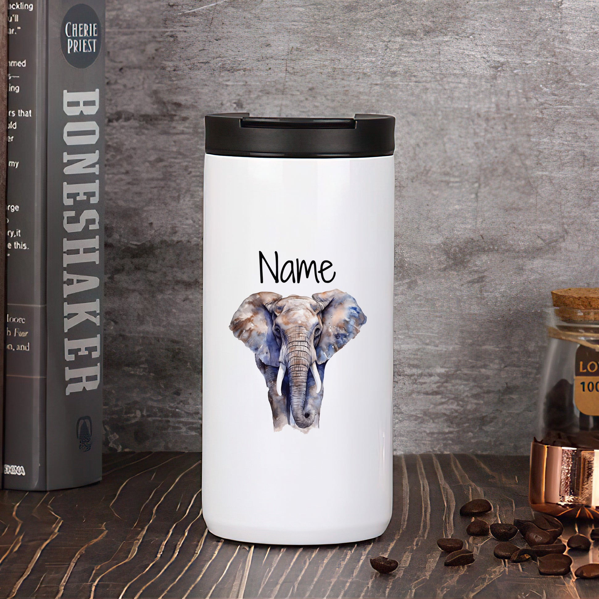 Weißer Becher mit Elefantenmotiv und personalisiertem Namen.