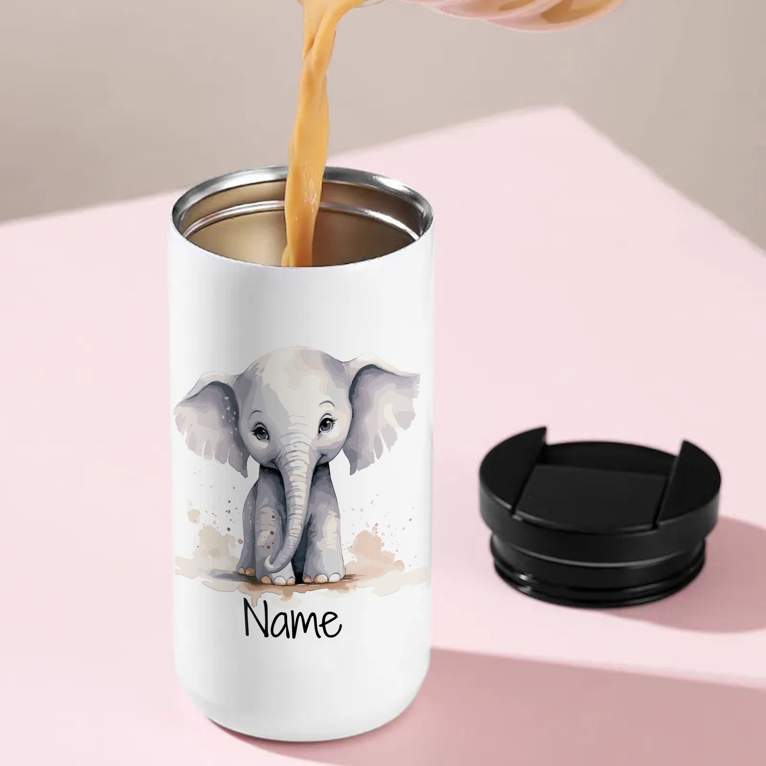 Weißer Becher mit Elefant und personalisierbarem Namen.