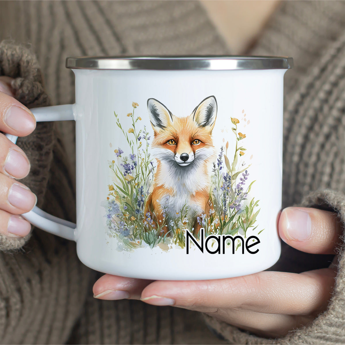 Weißer Emaille-Becher mit Fuchs-Motiv und personalisierbarem Namen.
