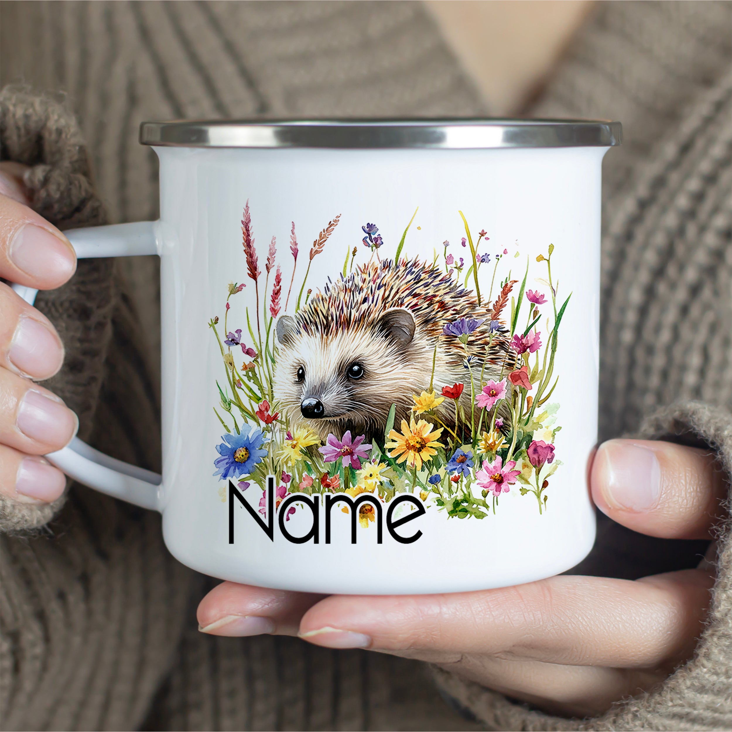 Tasse mit Igel-Design und bunten Blumen.