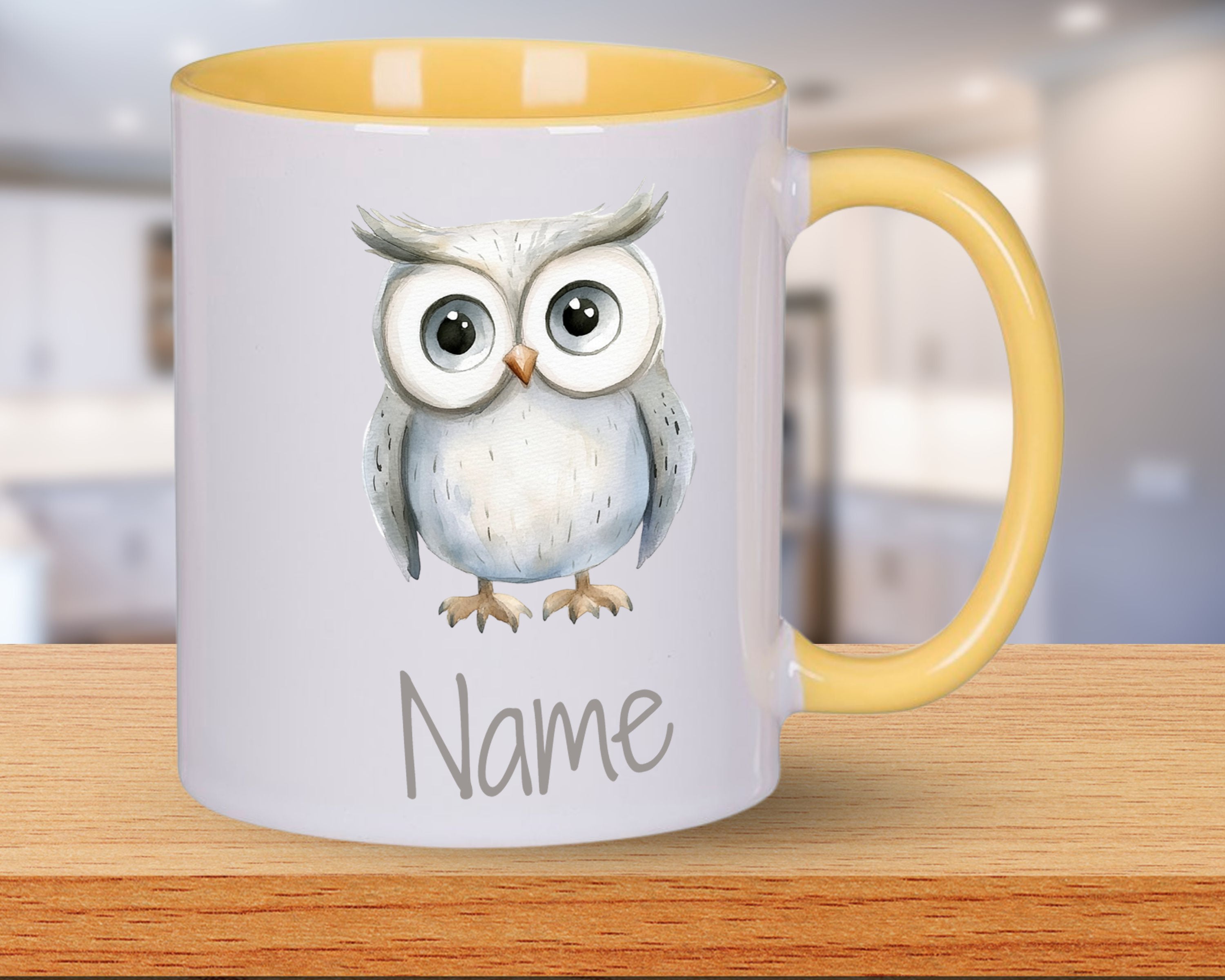 Tasse mit Eule, gelber Henkel, personalisierbar.