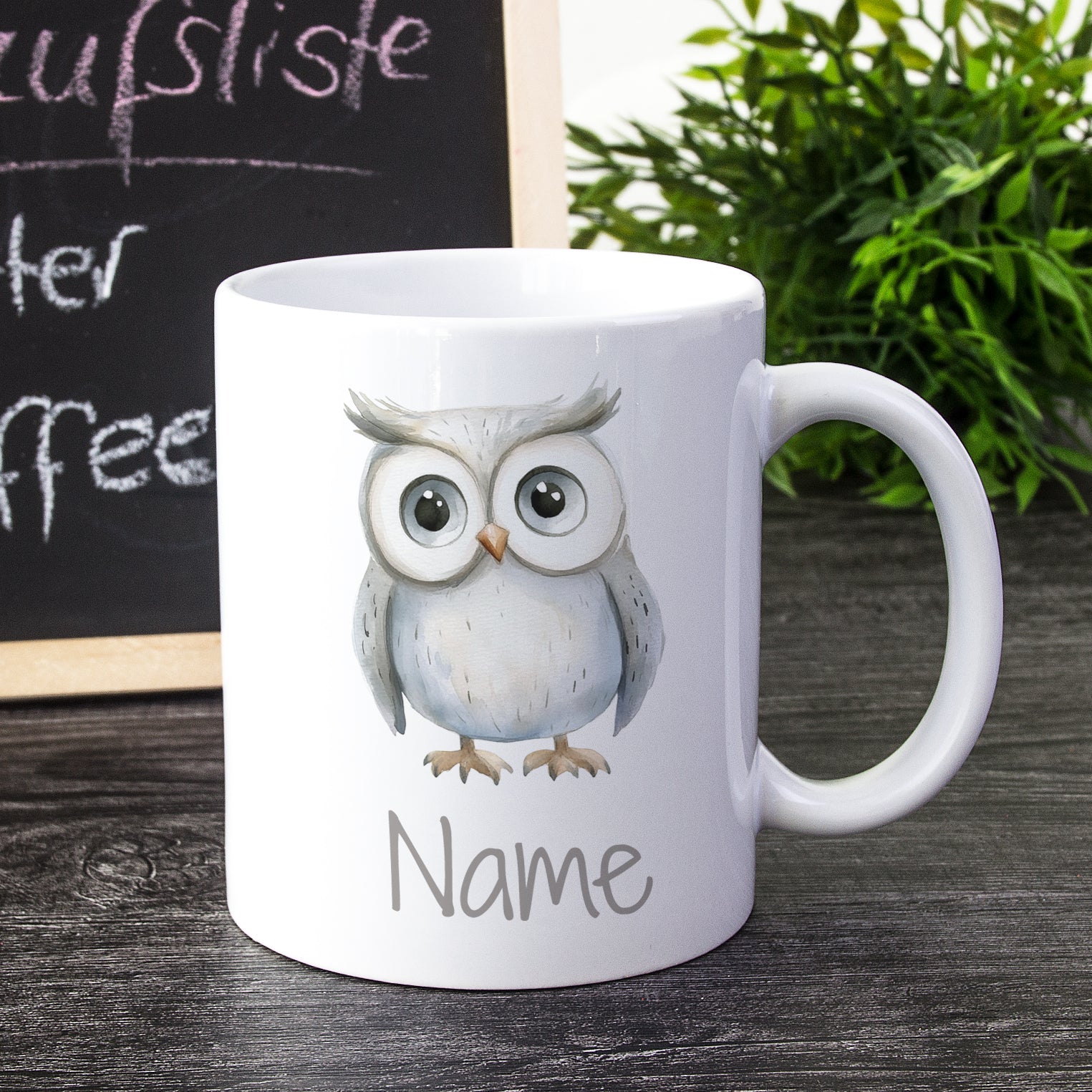 Weiße Tasse mit Eule und personalisierbarem Namen.