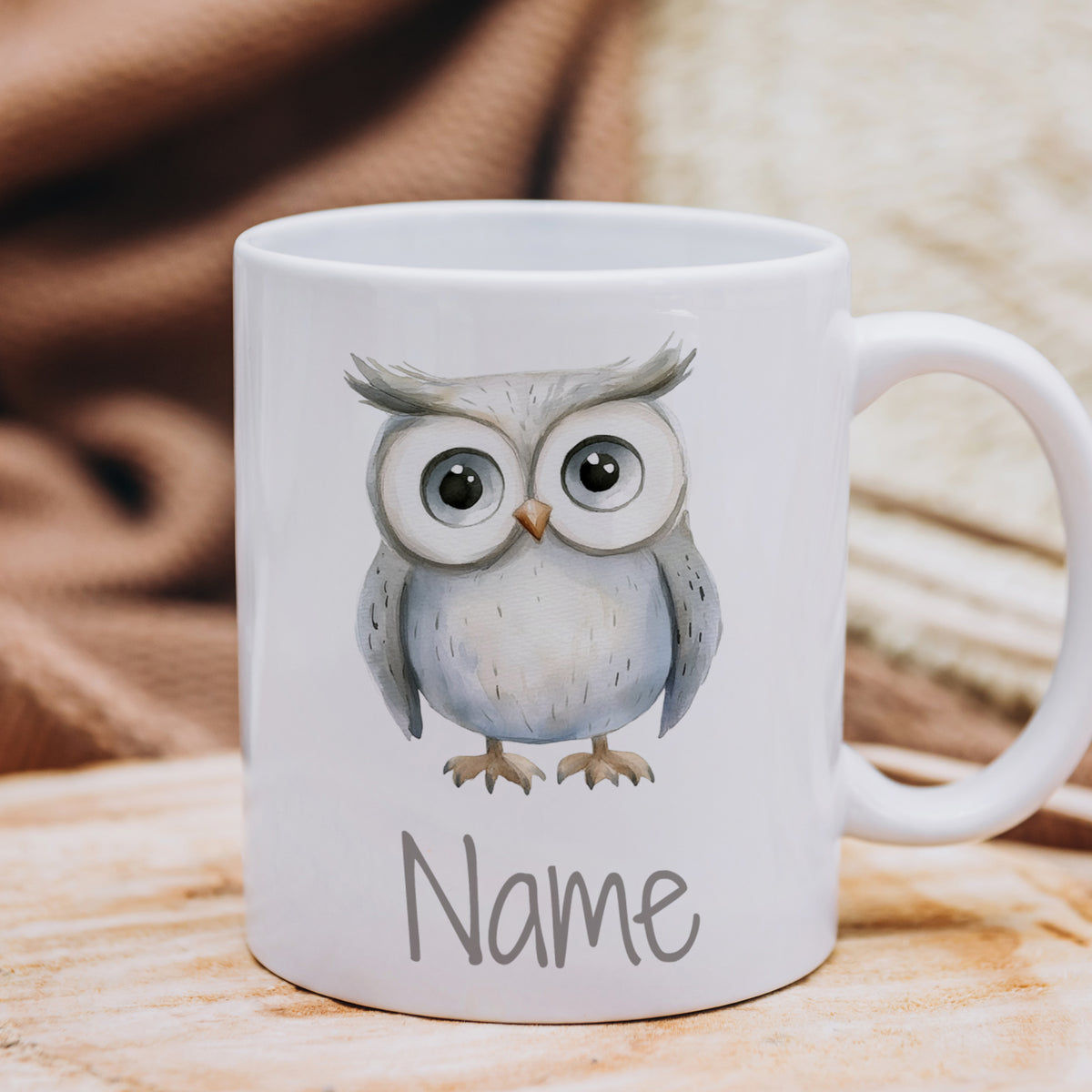 Weißer Kaffeebecher mit Eule und personalisierbarem Namen.