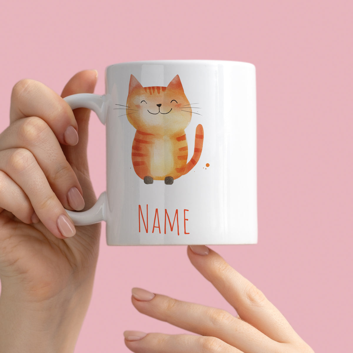 Weißer Kaffeebecher mit orangefarbenem Katzenmotiv und Namen.