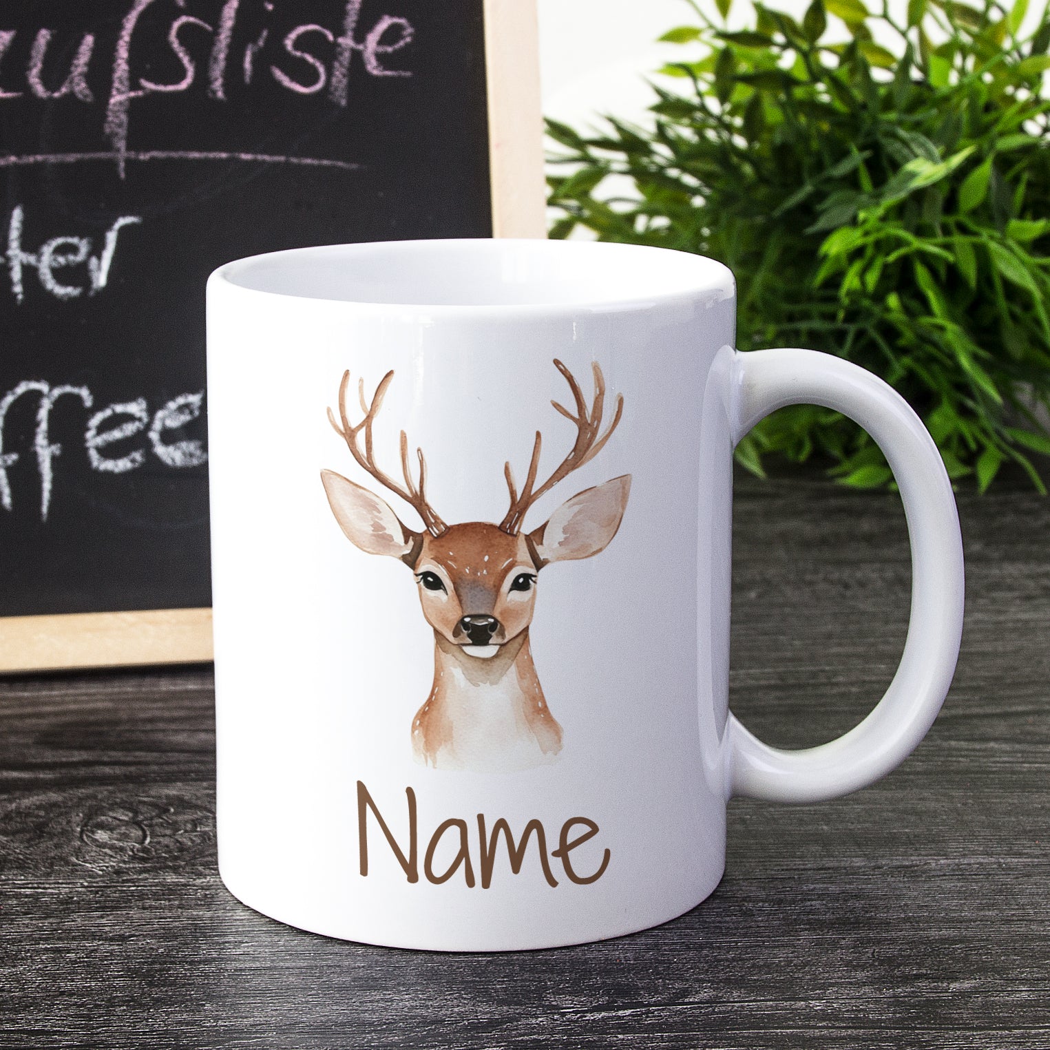 Weißer Becher mit Reh-Motiv und personalisierbarem Namen.
