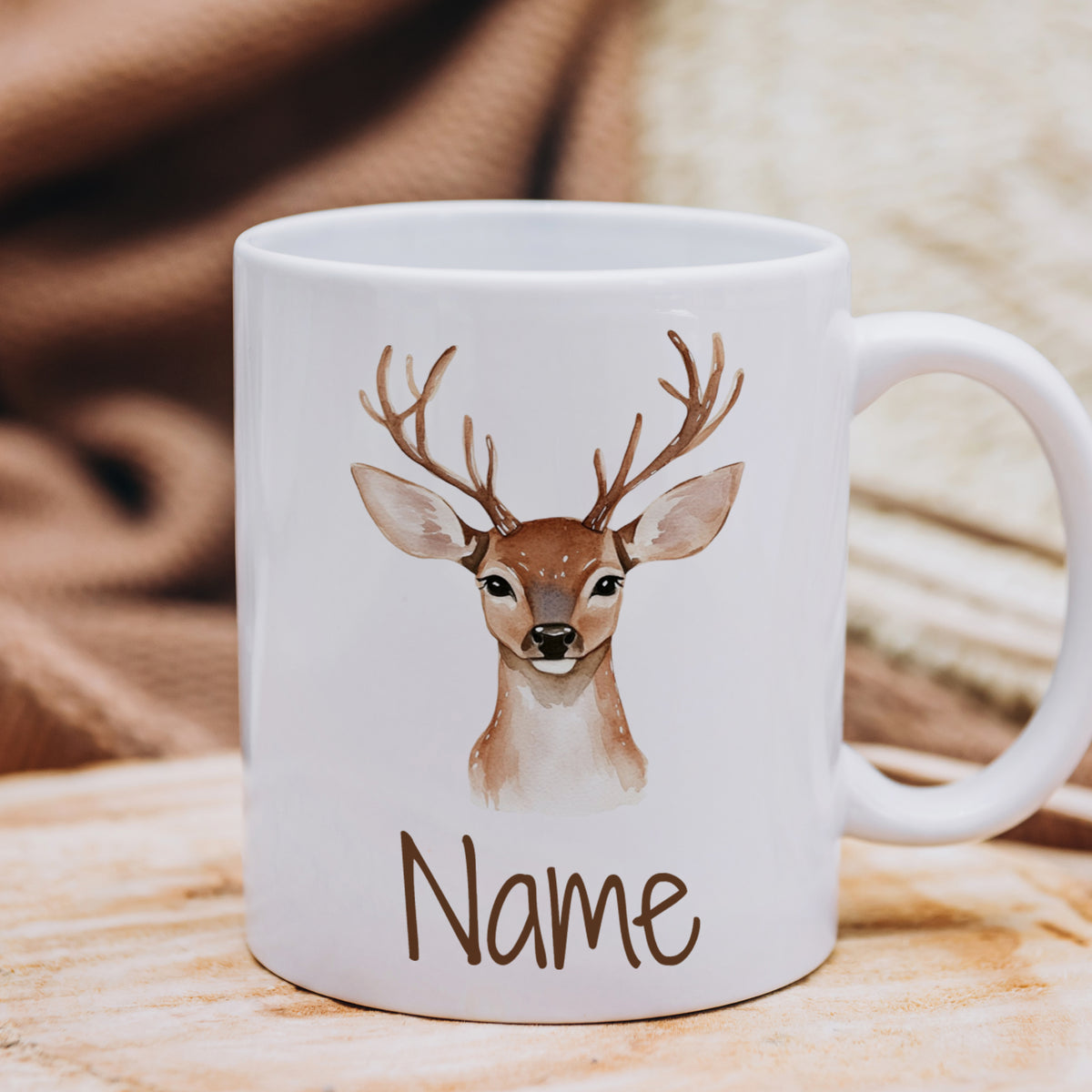 Weißer Becher mit Reh-Motiv und personalisiertem Namen.