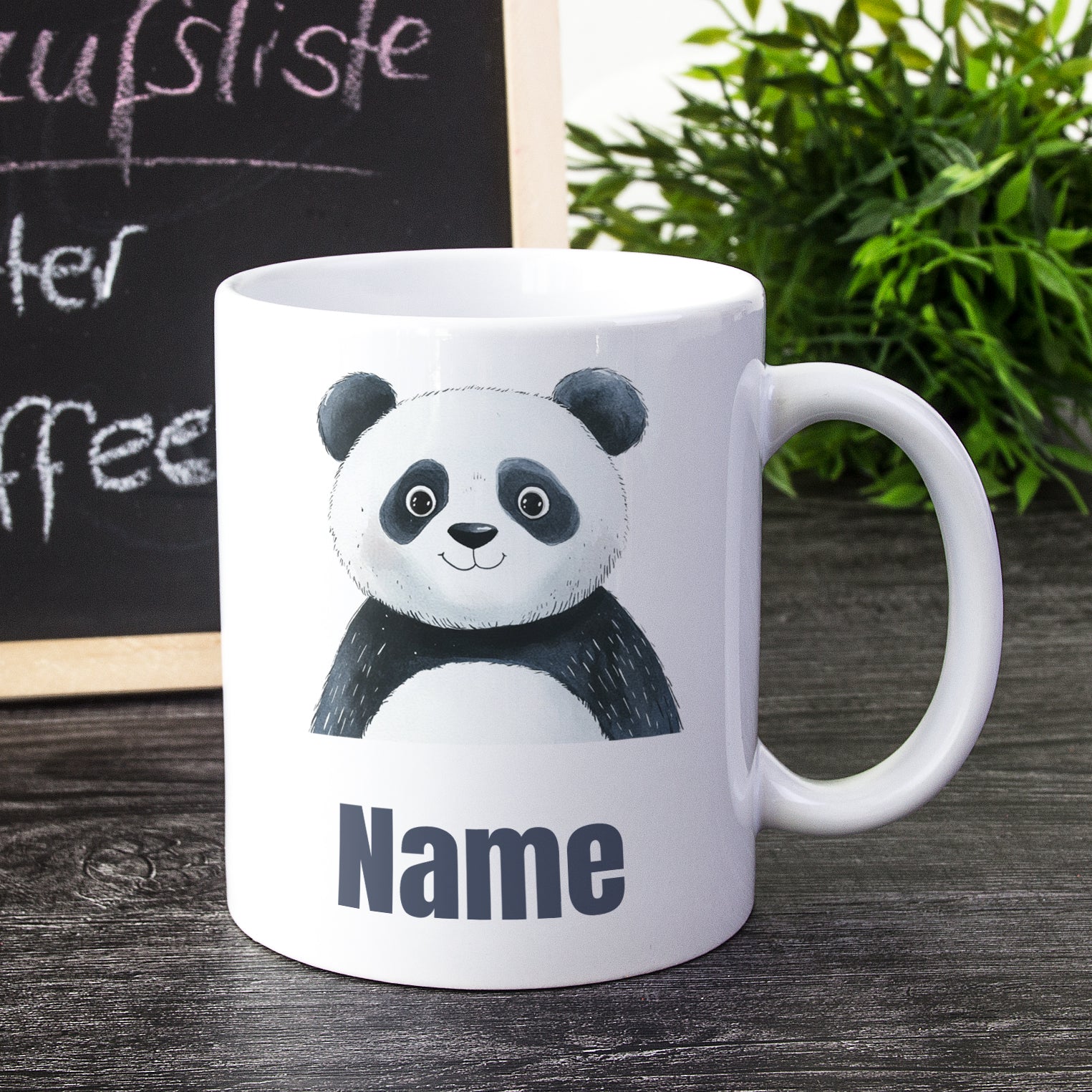 Weiße Tasse mit Panda-Motiv und Platz für Namen.