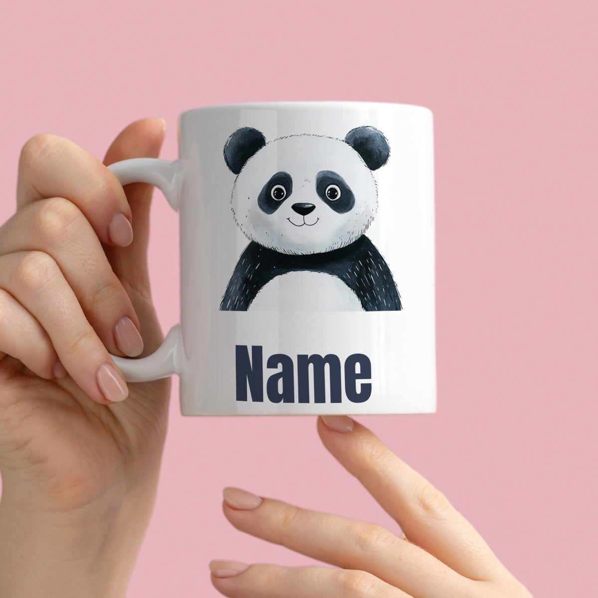 Weißer Becher mit Panda-Motiv und Platz für Namen.
