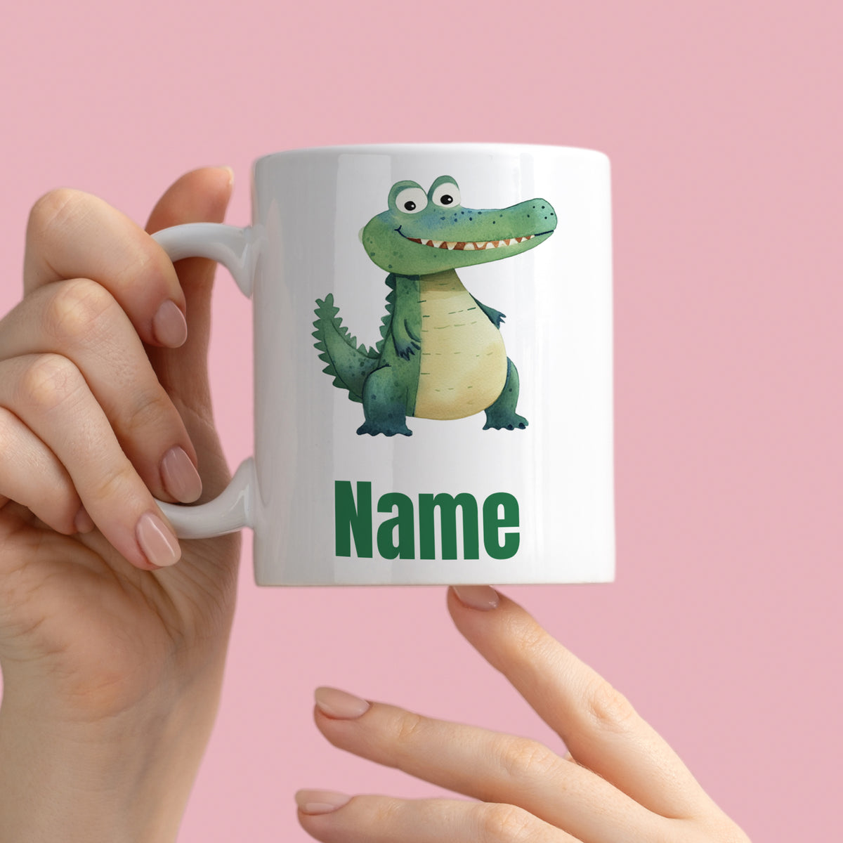 Weißer Becher mit Krokodil-Motiv und grünem Text.
