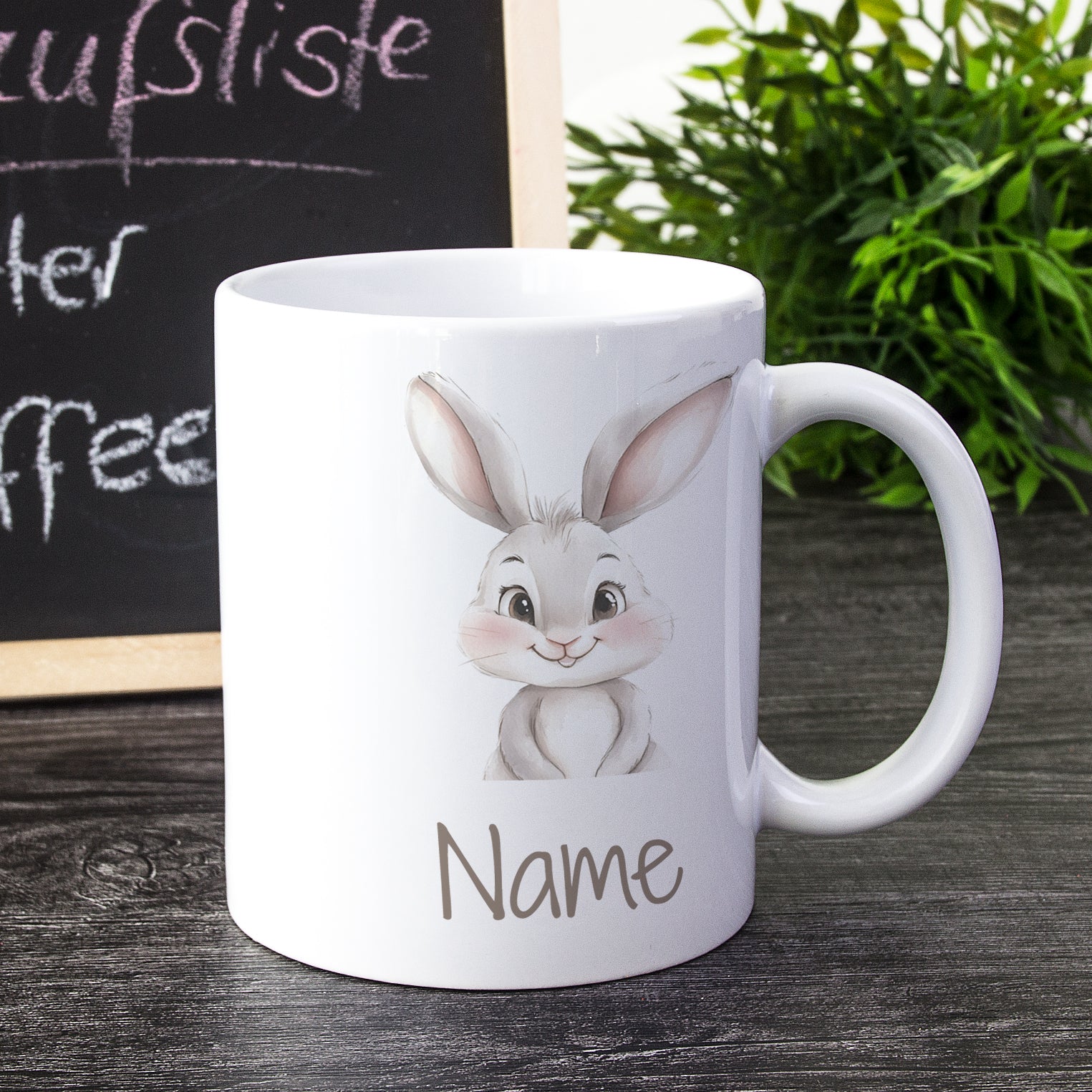 Weißer Kaffeebecher mit niedlichem Hasenmotiv und personalisierbarem Namen.